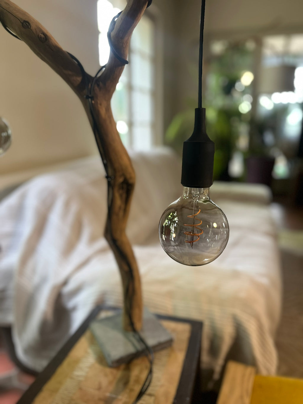 Lampe arbre en bois – Lampe à poser artisanale double ampoule Edison – Sculpture lumineuse nature – Pièce unique bohème rustique chic