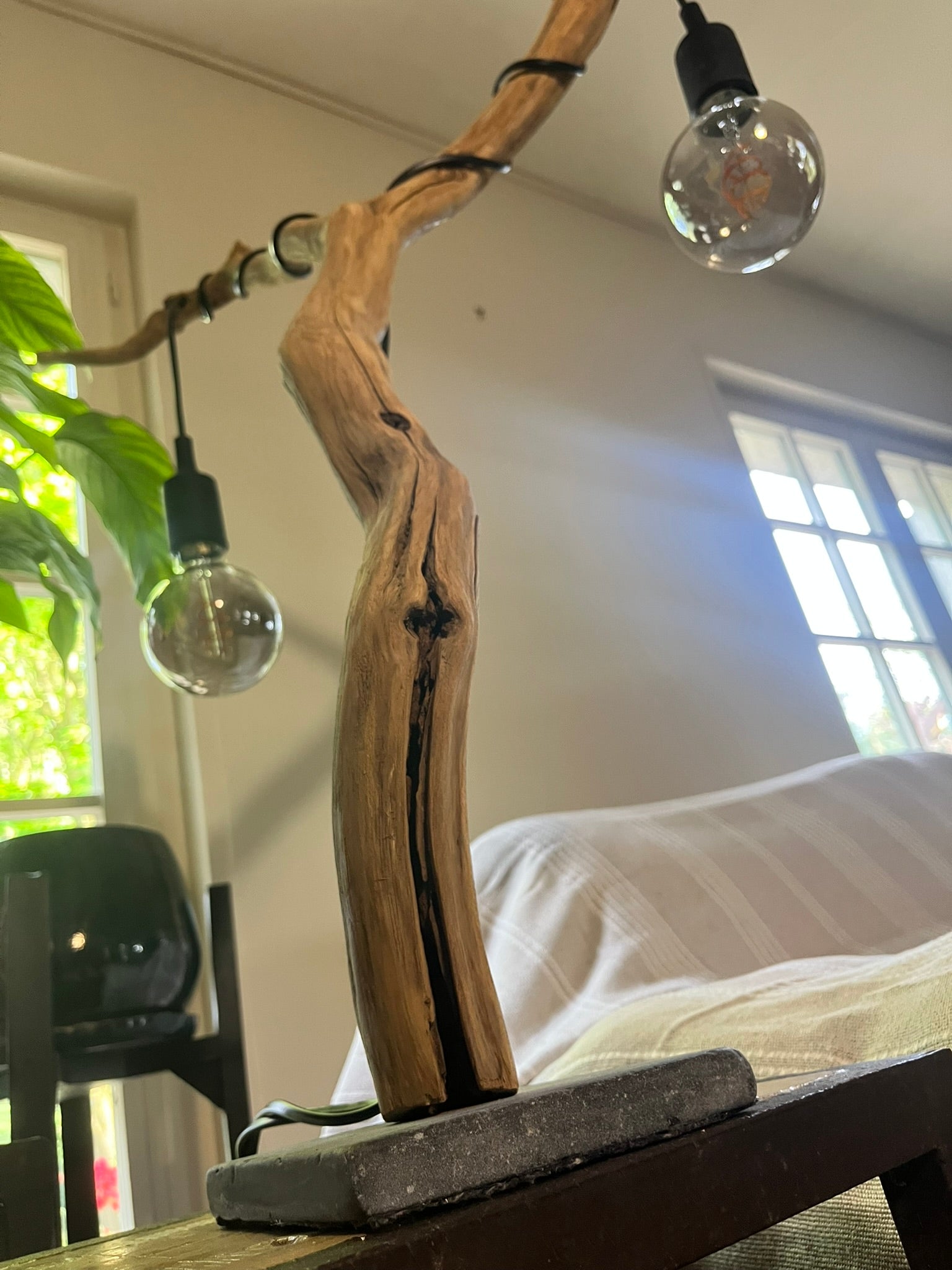 Lampe arbre en bois – Lampe à poser artisanale double ampoule Edison – Sculpture lumineuse nature – Pièce unique bohème rustique chic