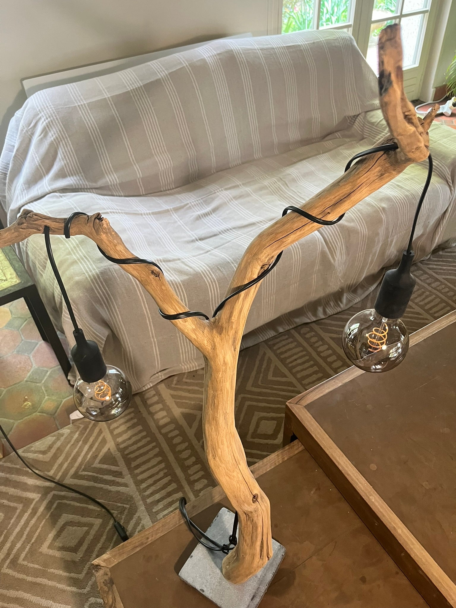 Lampe arbre en bois – Lampe à poser artisanale double ampoule Edison – Sculpture lumineuse nature – Pièce unique bohème rustique chic