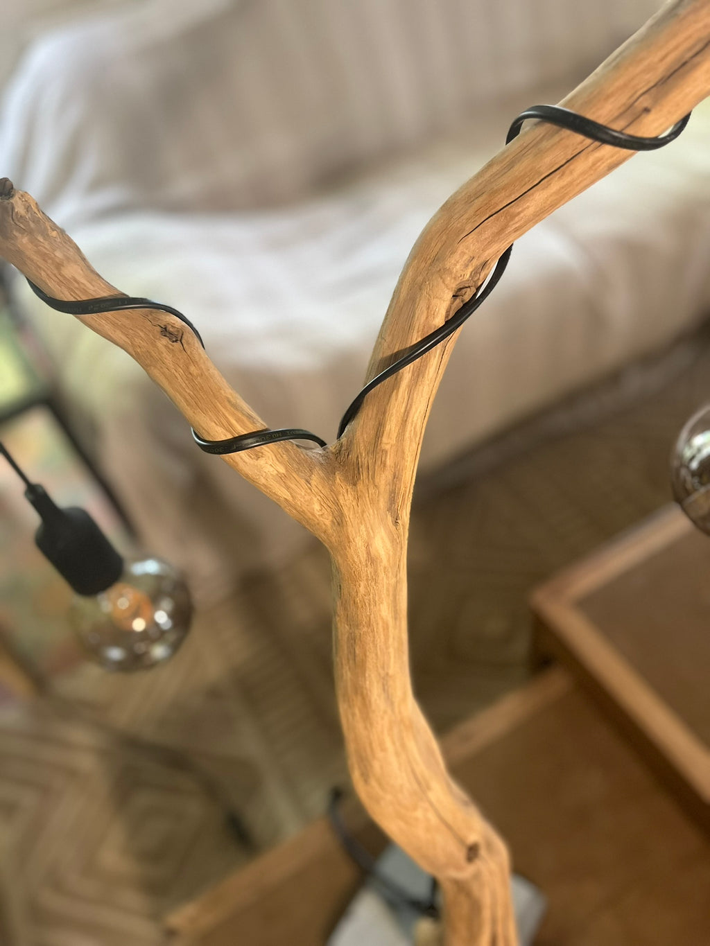Lampe arbre en bois – Lampe à poser artisanale double ampoule Edison – Sculpture lumineuse nature – Pièce unique bohème rustique chic