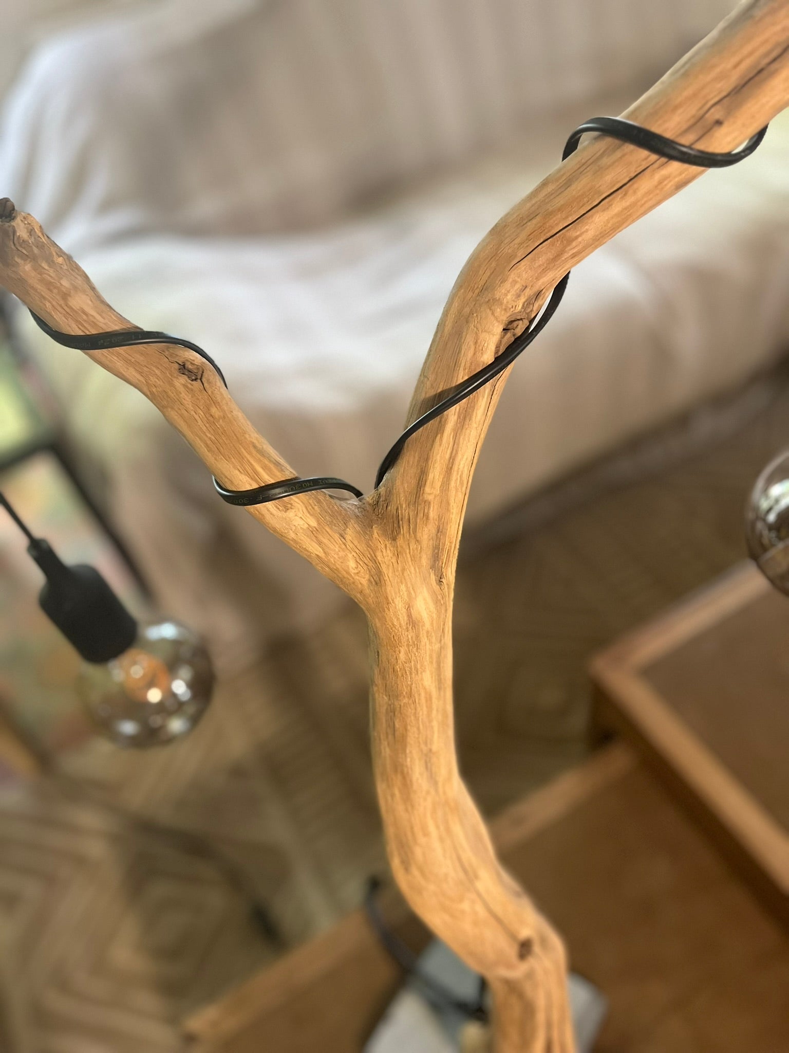 Lampe arbre en bois – Lampe à poser artisanale double ampoule Edison – Sculpture lumineuse nature – Pièce unique bohème rustique chic