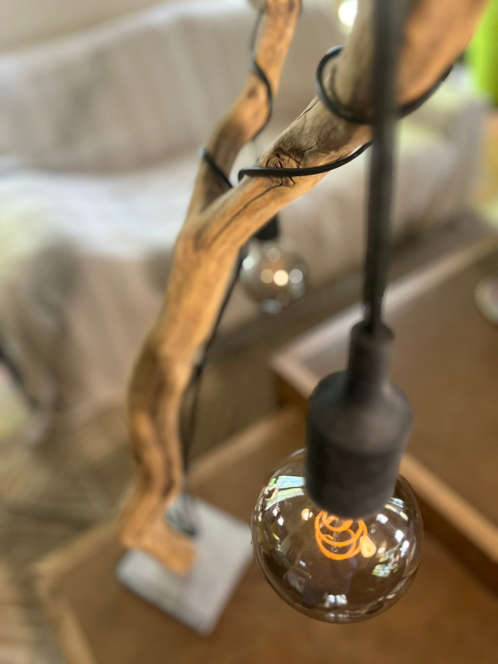 Lampe arbre en bois – Lampe à poser artisanale double ampoule Edison – Sculpture lumineuse nature – Pièce unique bohème rustique chic
