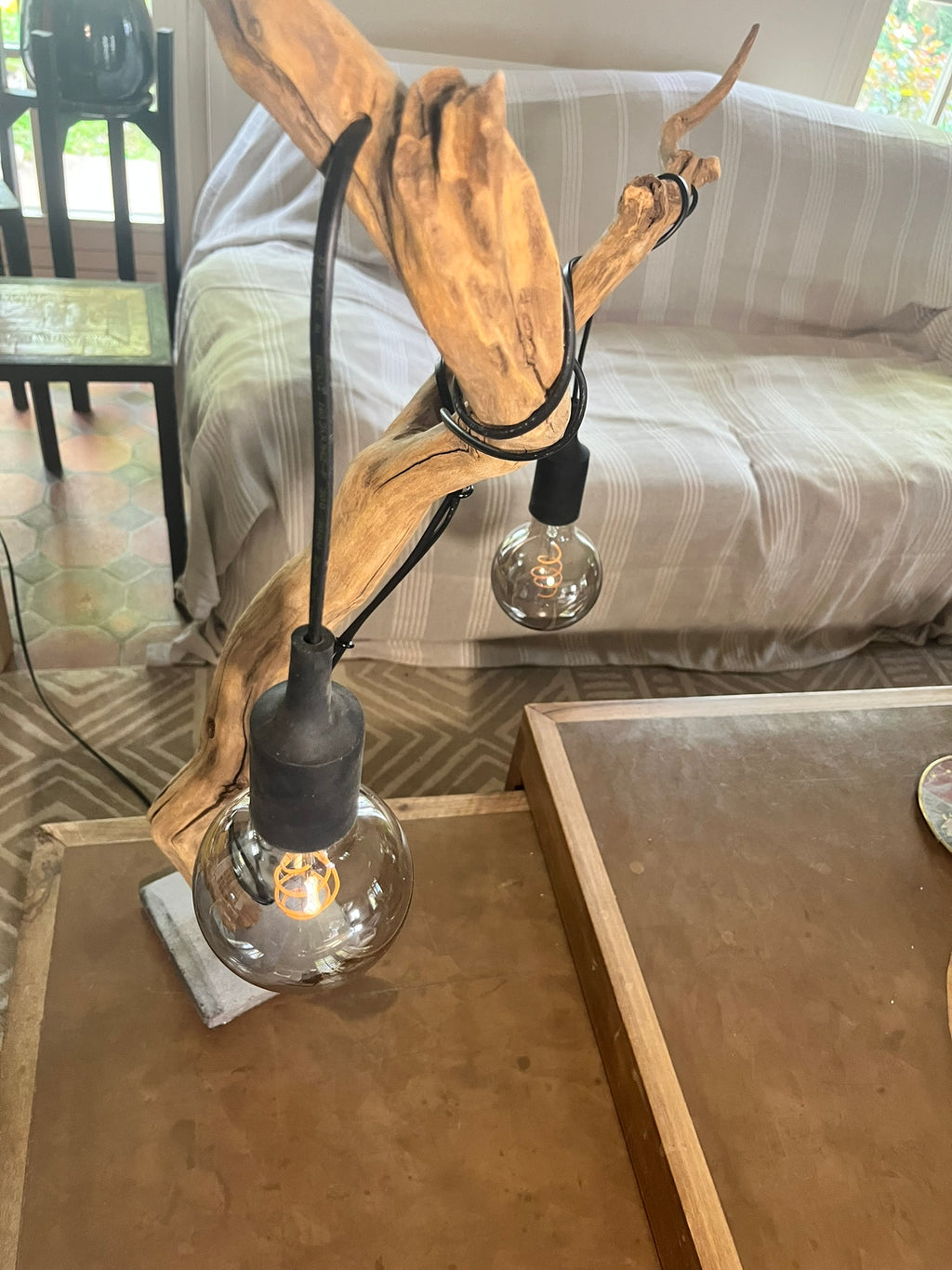 Lampe arbre en bois – Lampe à poser artisanale double ampoule Edison – Sculpture lumineuse nature – Pièce unique bohème rustique chic