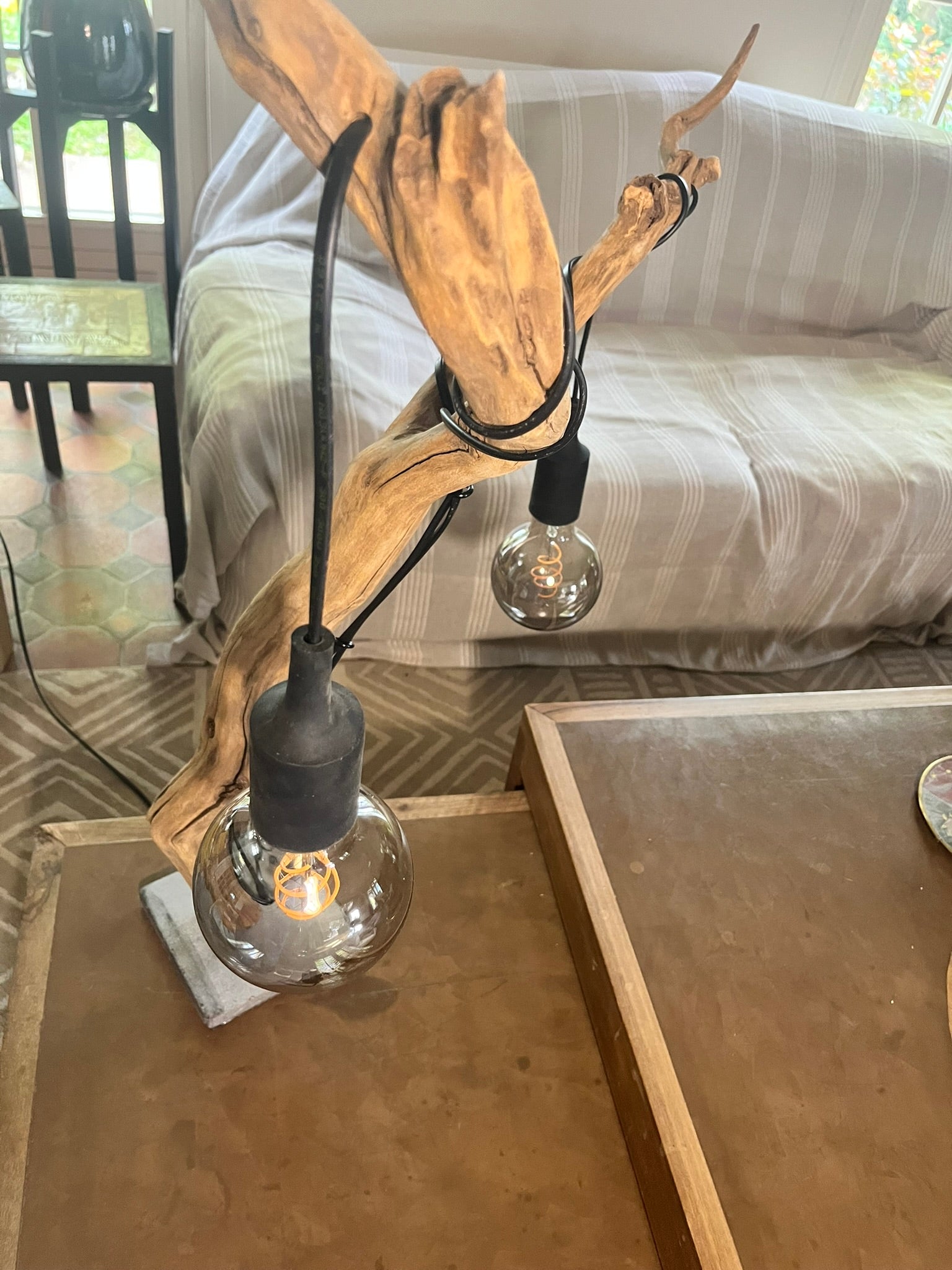 Lampe arbre en bois – Lampe à poser artisanale double ampoule Edison – Sculpture lumineuse nature – Pièce unique bohème rustique chic