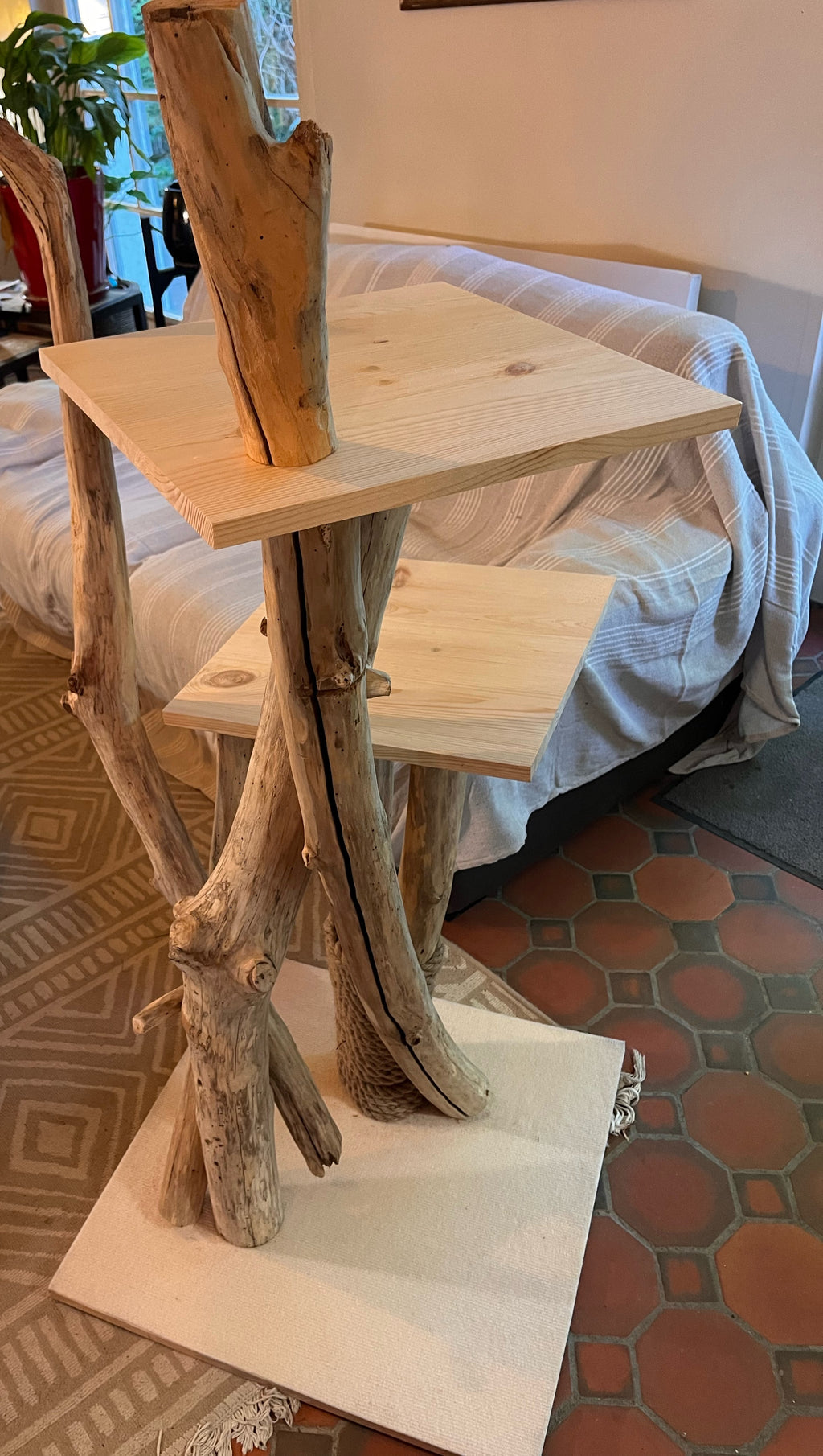 Arbre à Chats Bois 2 à 4 plateaux Fait Main  – Griffoir et Plateformes Douillettes – Mobilier Chat Unique