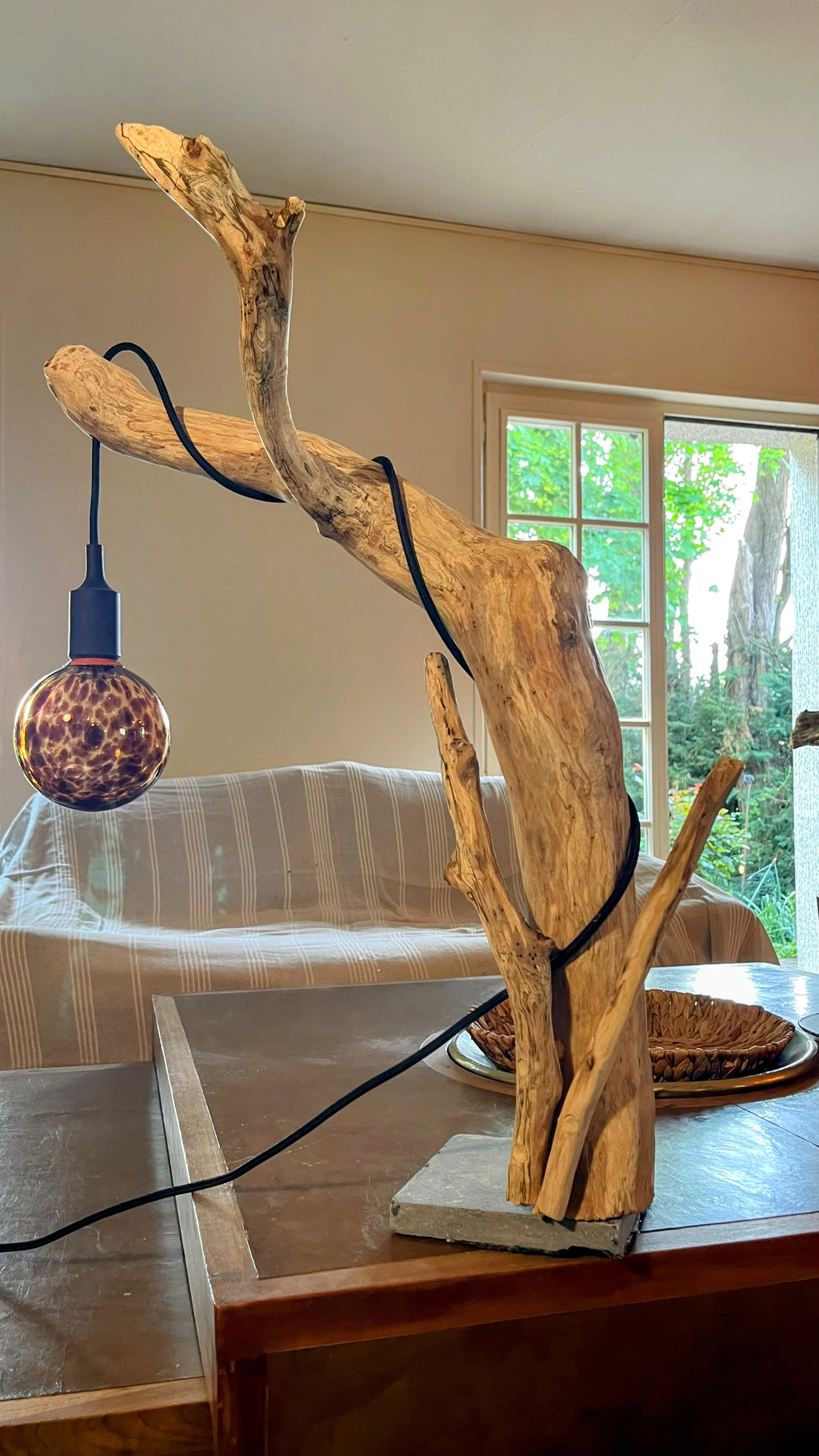 Lampe bois naturel - Ampoule globe mouchetée - Sculpture lumineuse organique - Fait main France