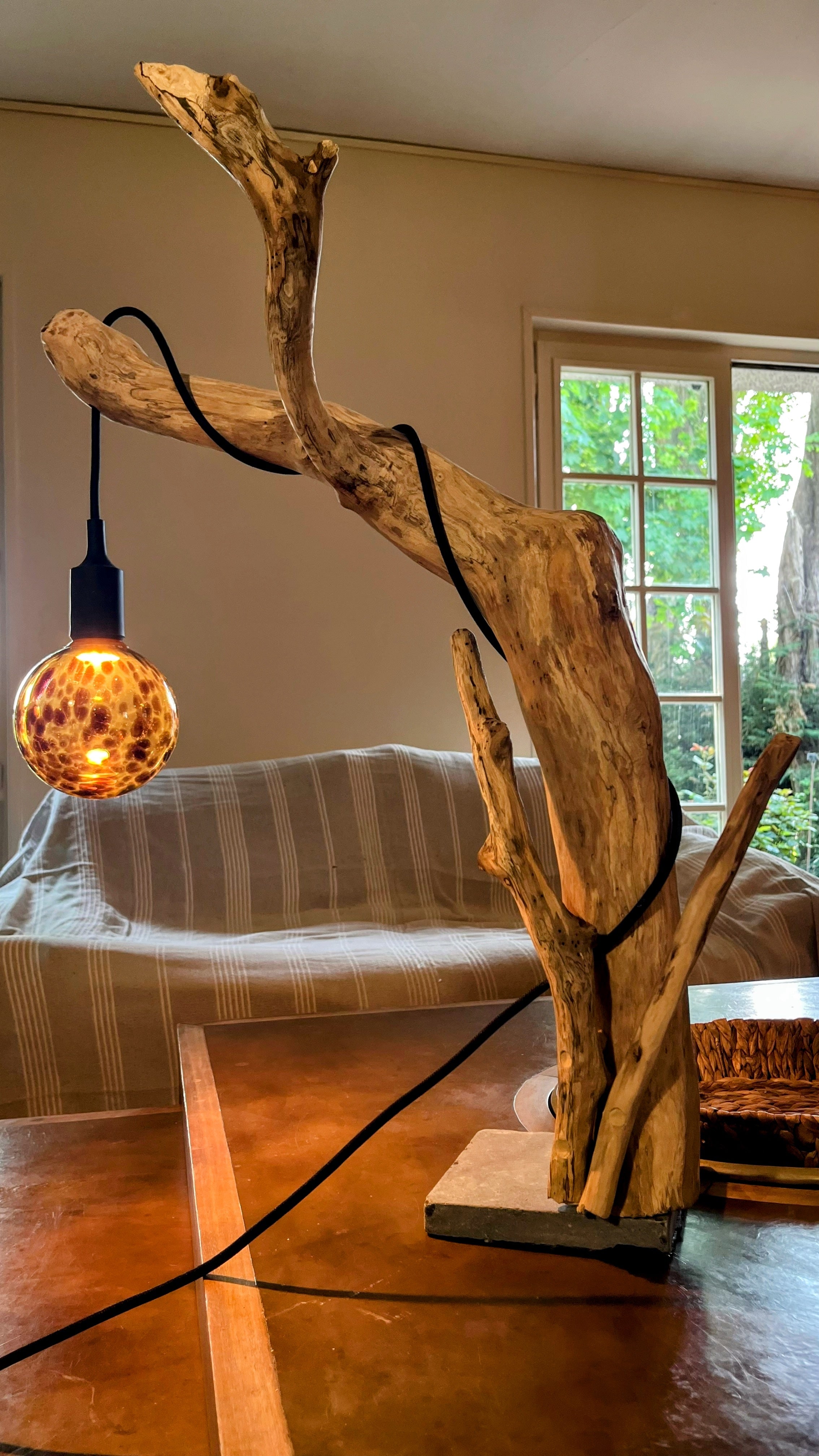 Lampe bois naturel - Ampoule globe mouchetée - Sculpture lumineuse organique - Fait main France