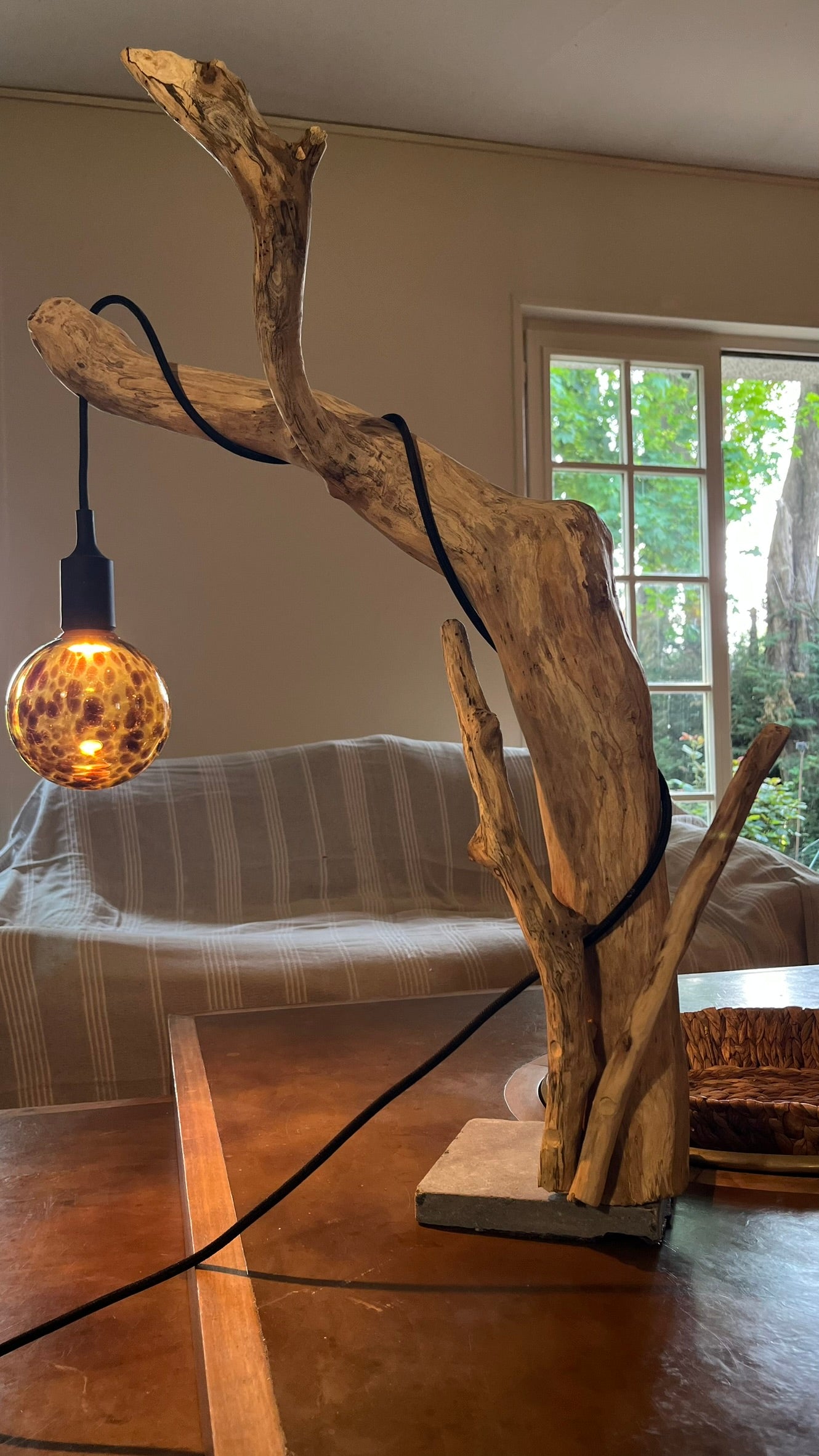 Lampe bois naturel - Ampoule globe mouchetée - Sculpture lumineuse organique - Fait main France