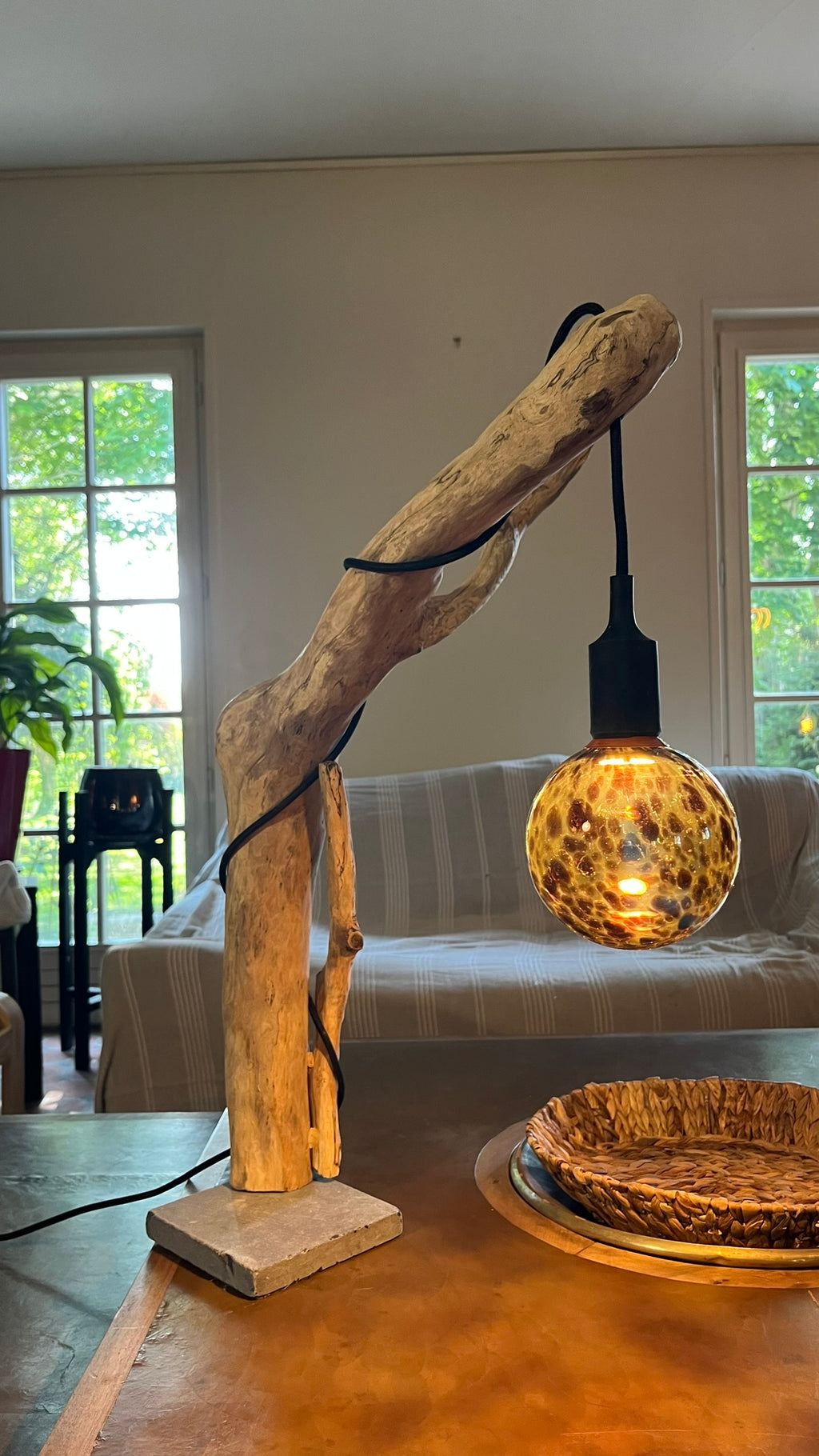 Lampe bois naturel - Ampoule globe mouchetée - Sculpture lumineuse organique - Fait main France