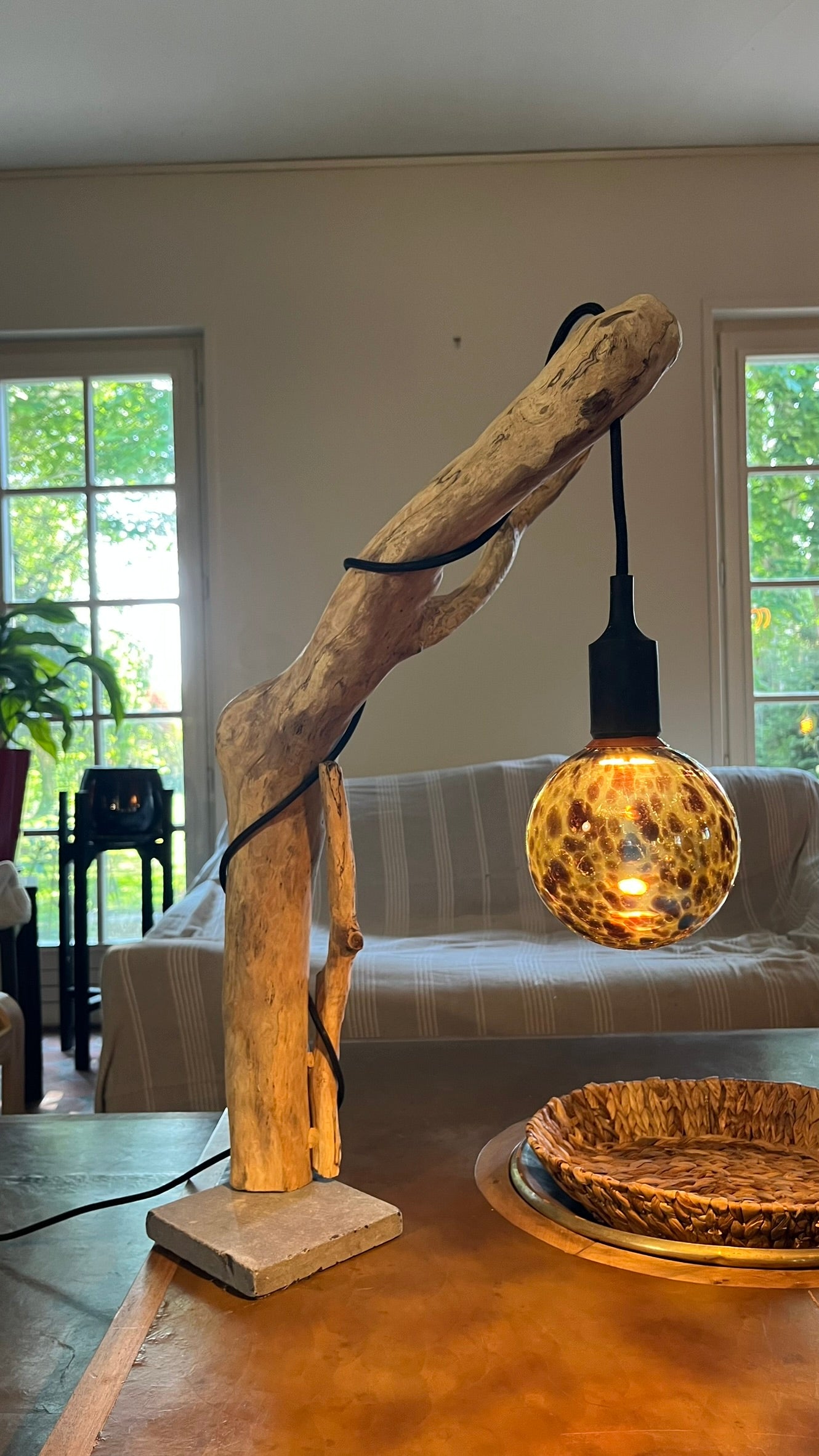 Lampe bois naturel - Ampoule globe mouchetée - Sculpture lumineuse organique - Fait main France