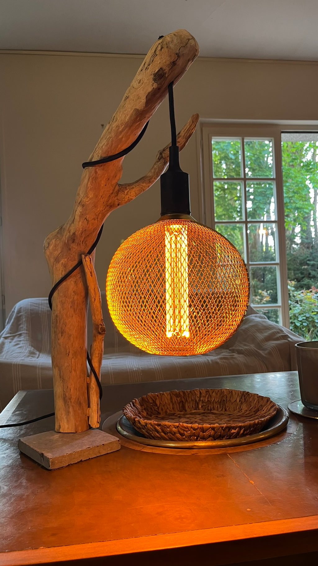Lampe bois naturel - Ampoule globe mouchetée - Sculpture lumineuse organique - Fait main France