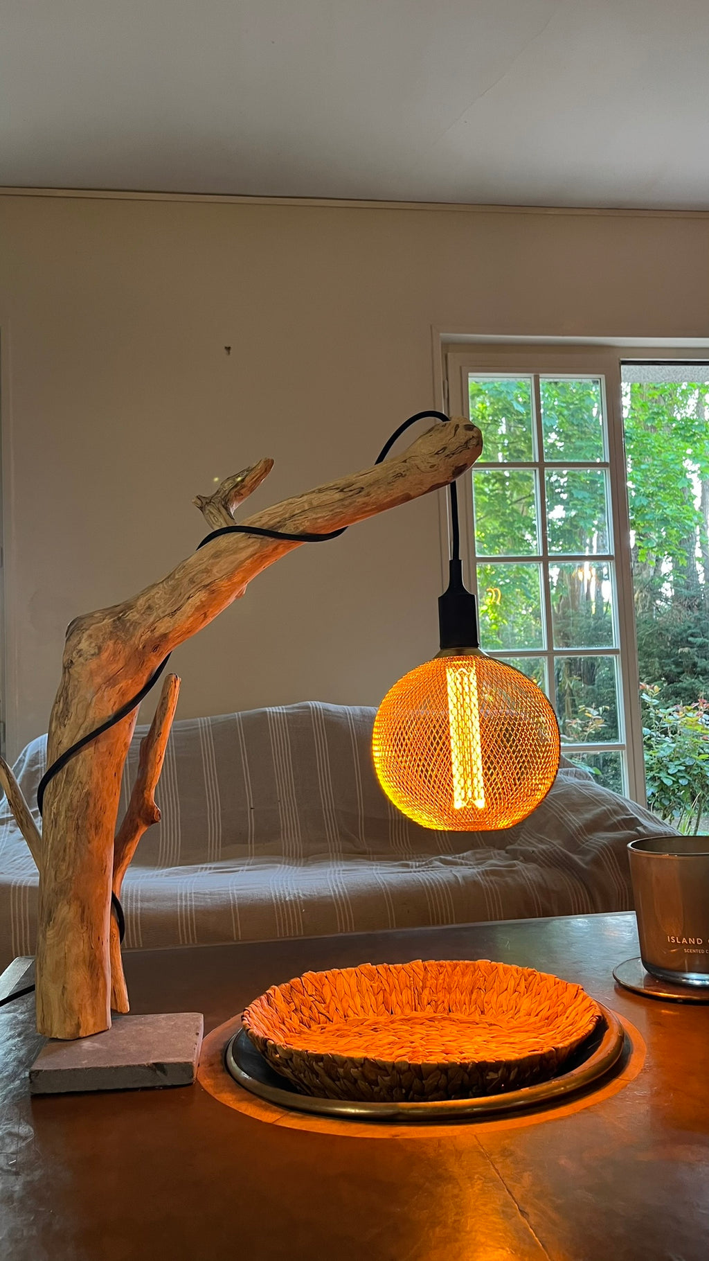 Lampe bois naturel - Ampoule globe mouchetée - Sculpture lumineuse organique - Fait main France