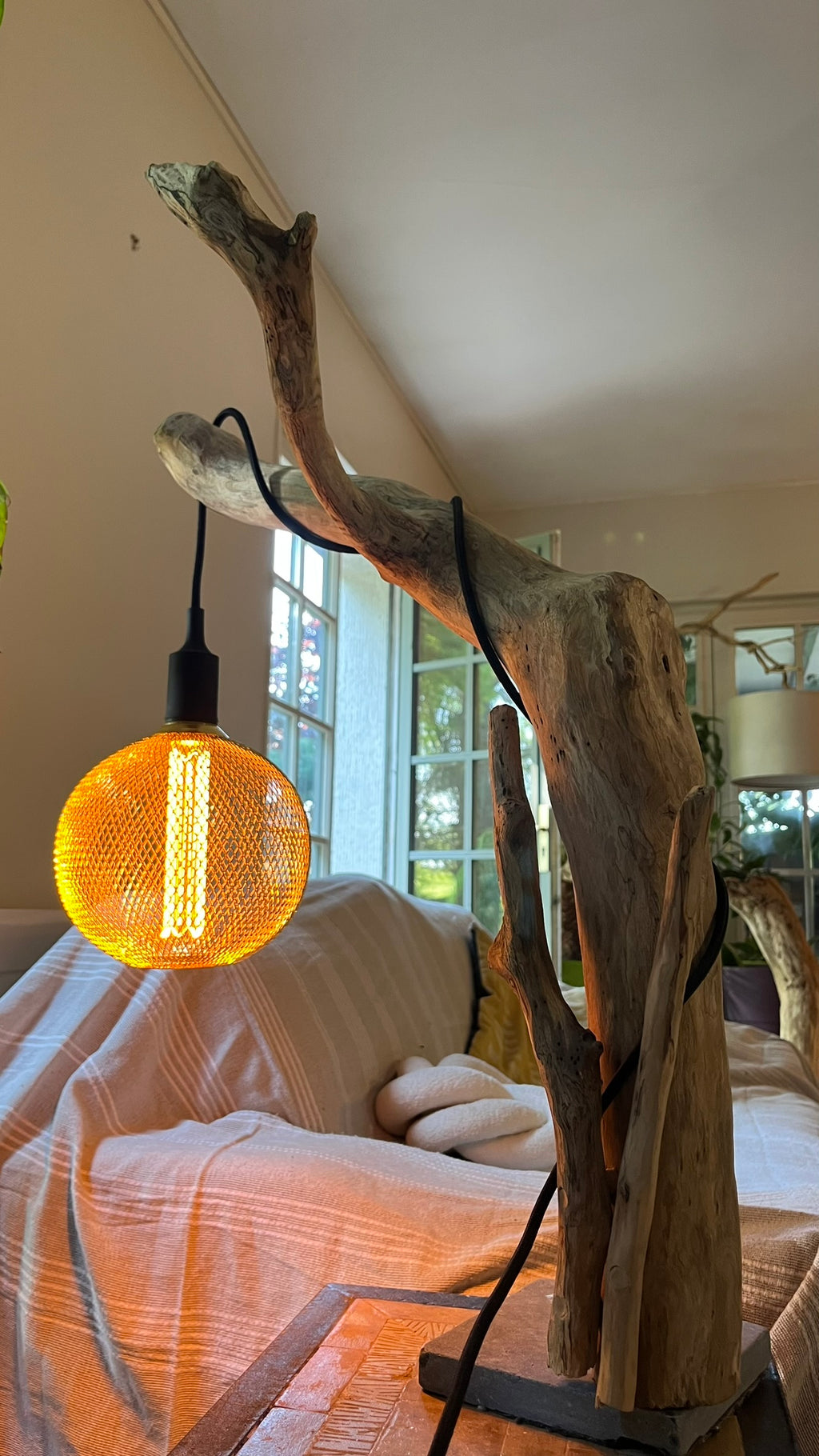 Lampe bois naturel - Ampoule globe mouchetée - Sculpture lumineuse organique - Fait main France