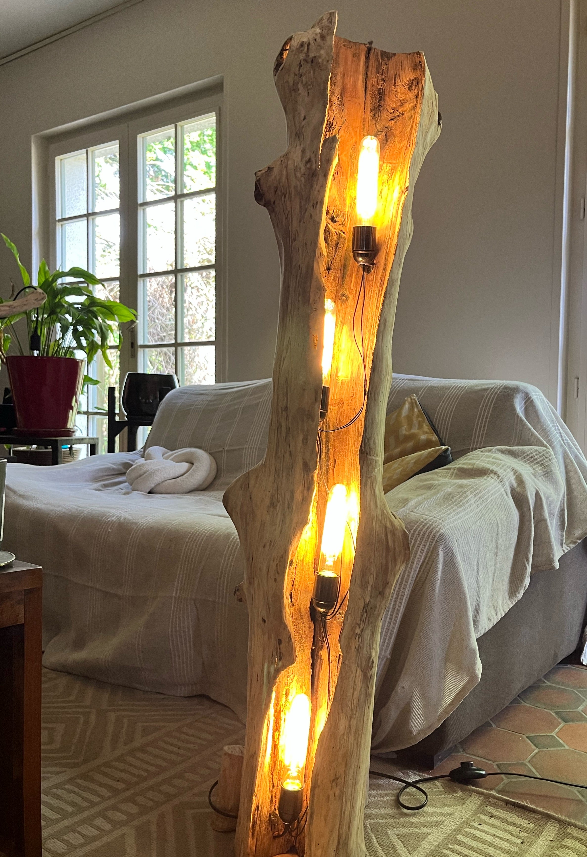 Lampadaire bois massif lumineux – Sculpture lumineuse artisanale – Lampe sur pied design naturel – Éclairage ambiance bois massif