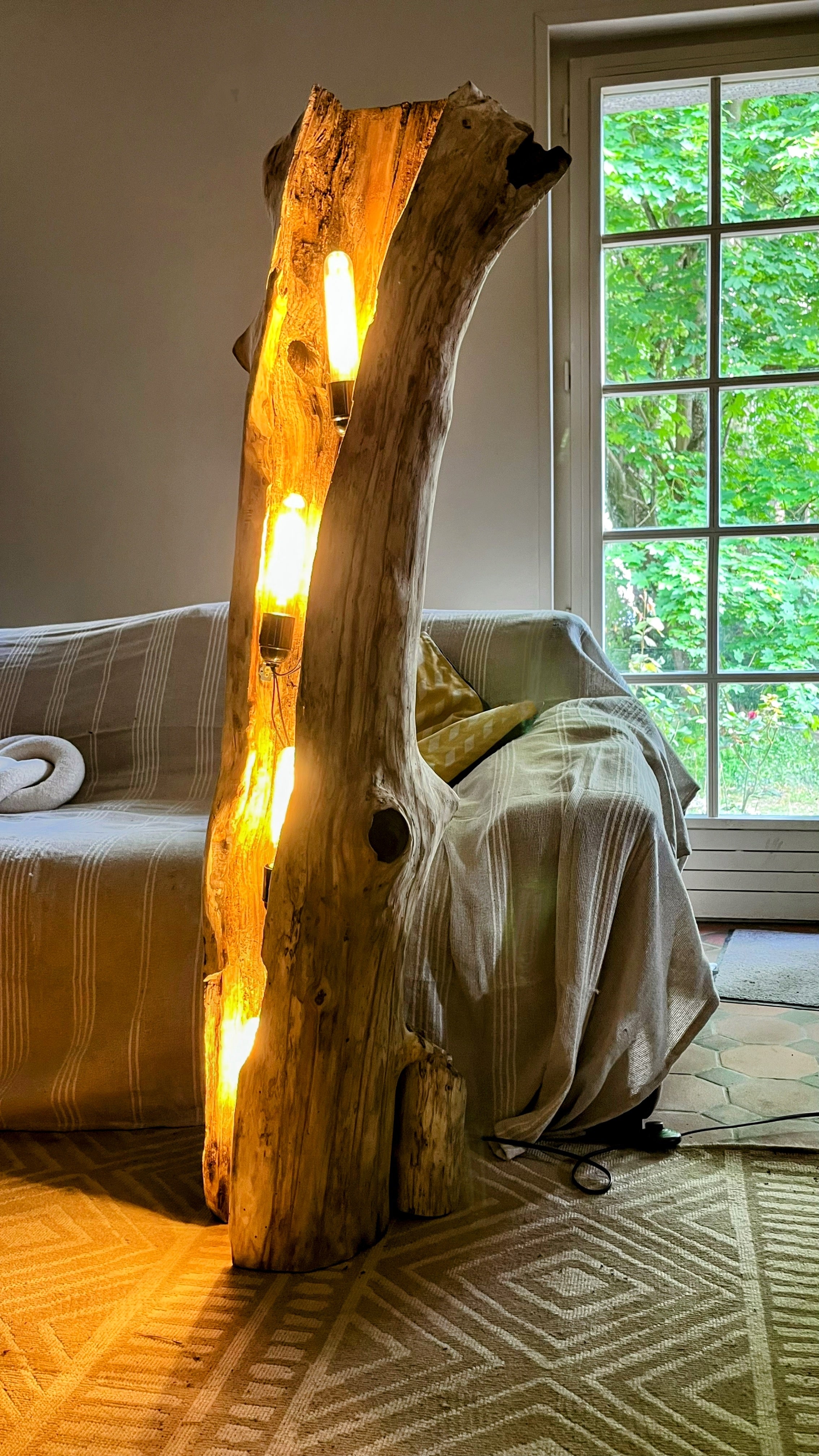 Lampadaire bois massif lumineux – Sculpture lumineuse artisanale – Lampe sur pied design naturel – Éclairage ambiance bois massif