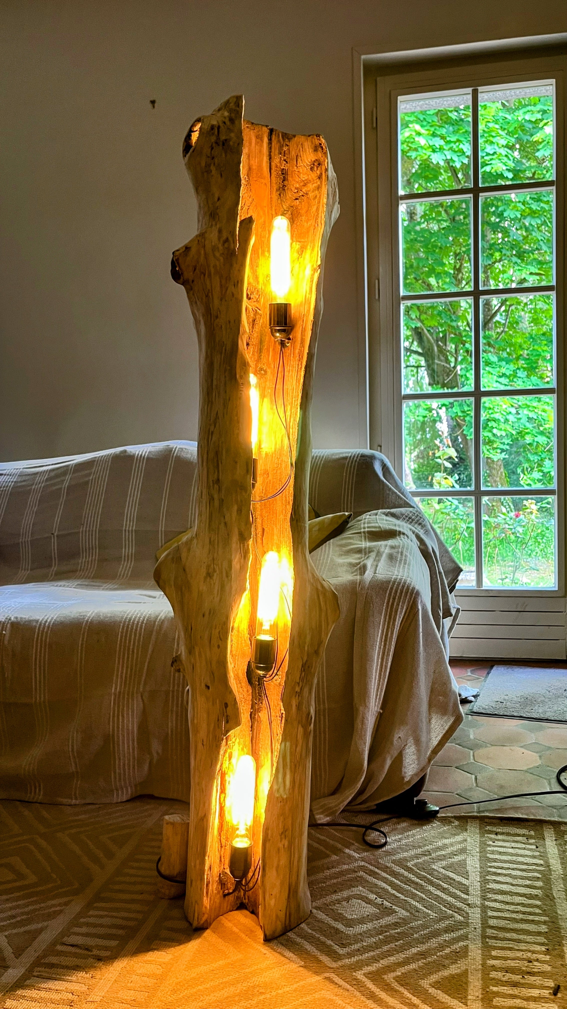 Lampadaire bois massif lumineux – Sculpture lumineuse artisanale – Lampe sur pied design naturel – Éclairage ambiance bois massif