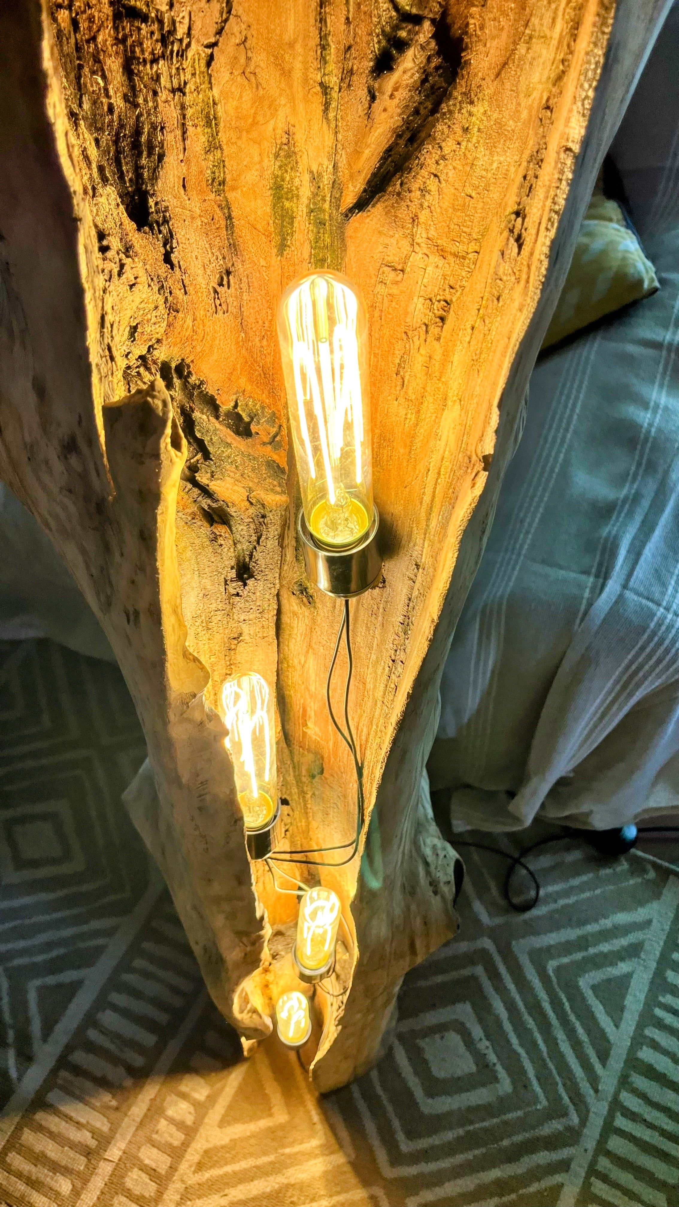 Lampadaire bois massif lumineux – Sculpture lumineuse artisanale – Lampe sur pied design naturel – Éclairage ambiance bois massif