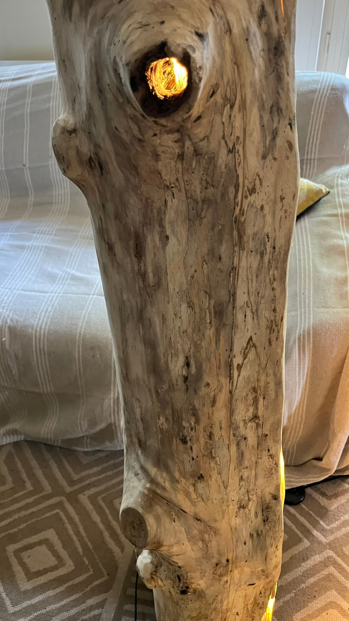 Lampadaire bois massif lumineux – Sculpture lumineuse artisanale – Lampe sur pied design naturel – Éclairage ambiance bois massif