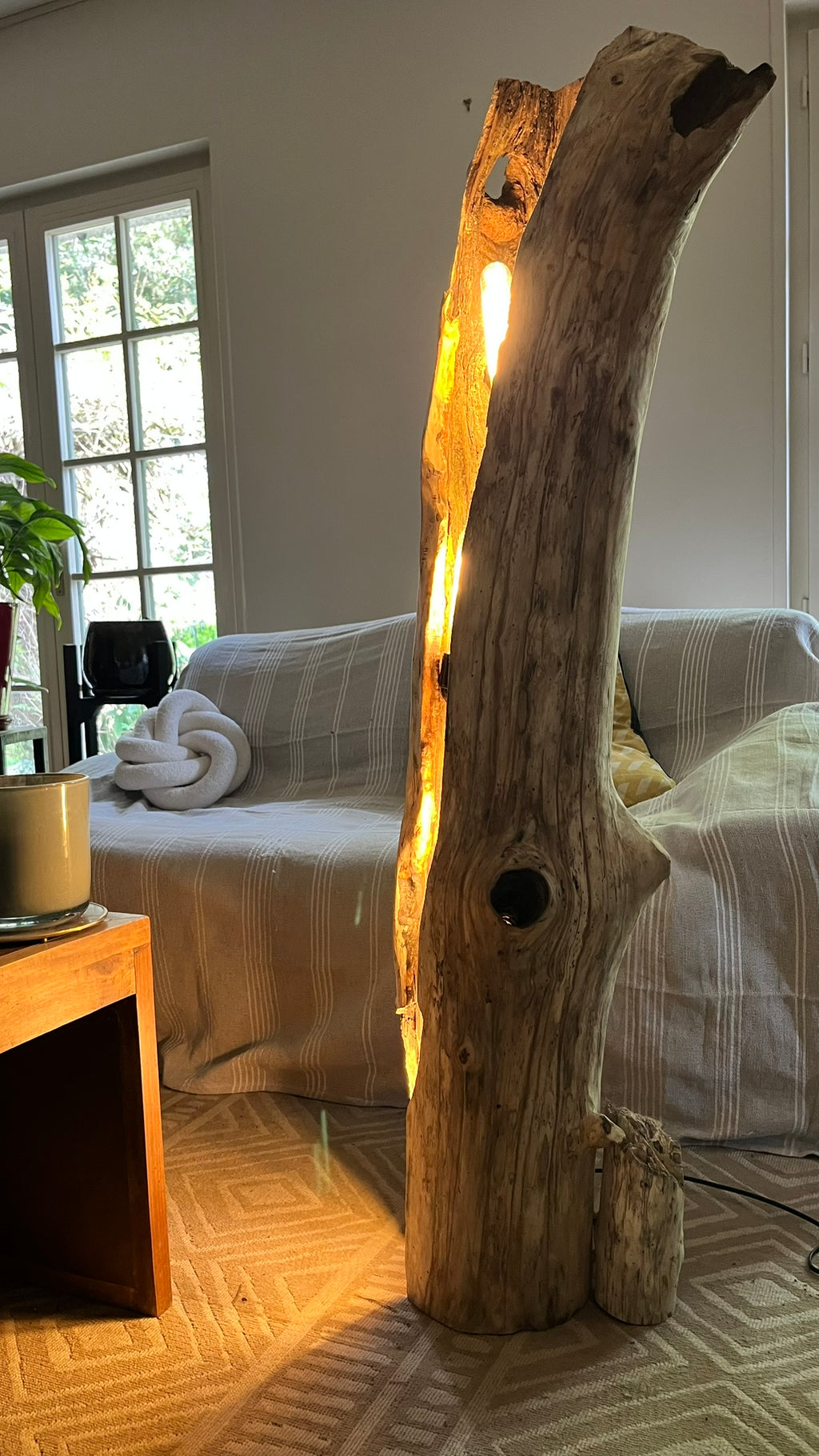 Lampadaire bois massif lumineux – Sculpture lumineuse artisanale – Lampe sur pied design naturel – Éclairage ambiance bois massif