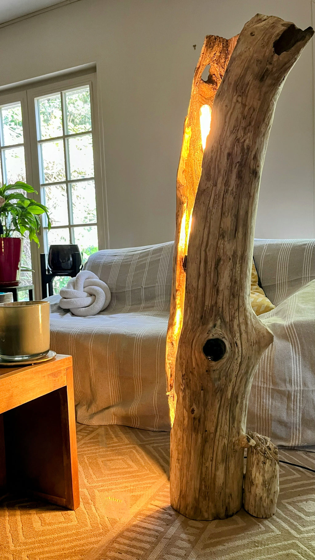 Lampadaire bois massif lumineux – Sculpture lumineuse artisanale – Lampe sur pied design naturel – Éclairage ambiance bois massif