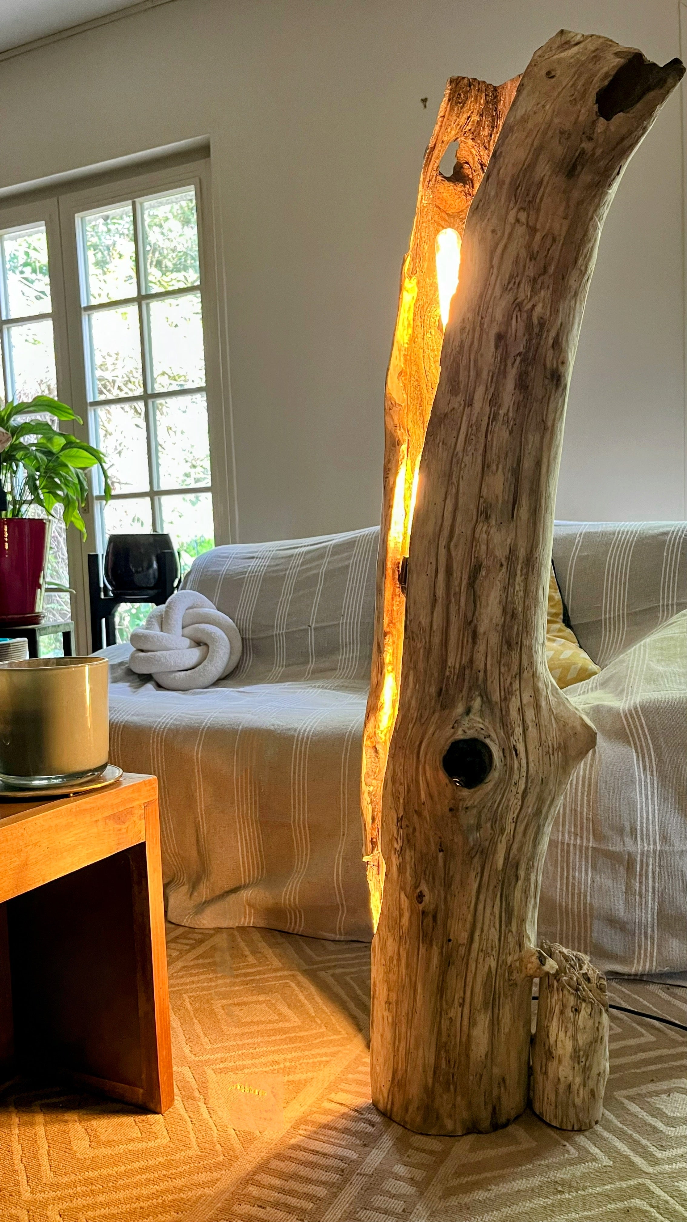 Lampadaire bois massif lumineux – Sculpture lumineuse artisanale – Lampe sur pied design naturel – Éclairage ambiance bois massif