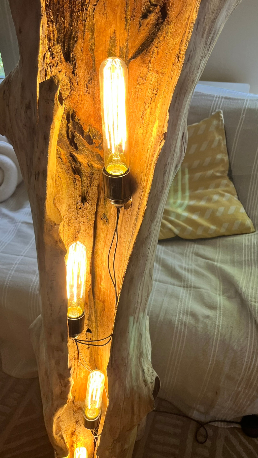 Lampadaire bois massif lumineux – Sculpture lumineuse artisanale – Lampe sur pied design naturel – Éclairage ambiance bois massif