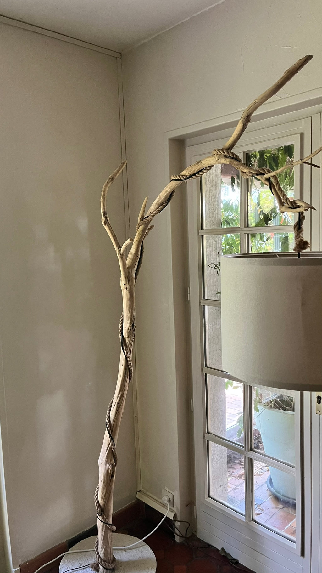 Lampadaire bois flotté  – Lampe artisanale nature – Luminaire design organique – Décoration bohème chic