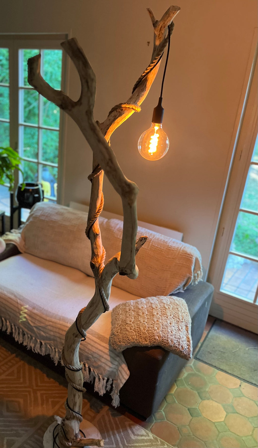 Lampadaire sur pied XXL en bois — Pièce unique
