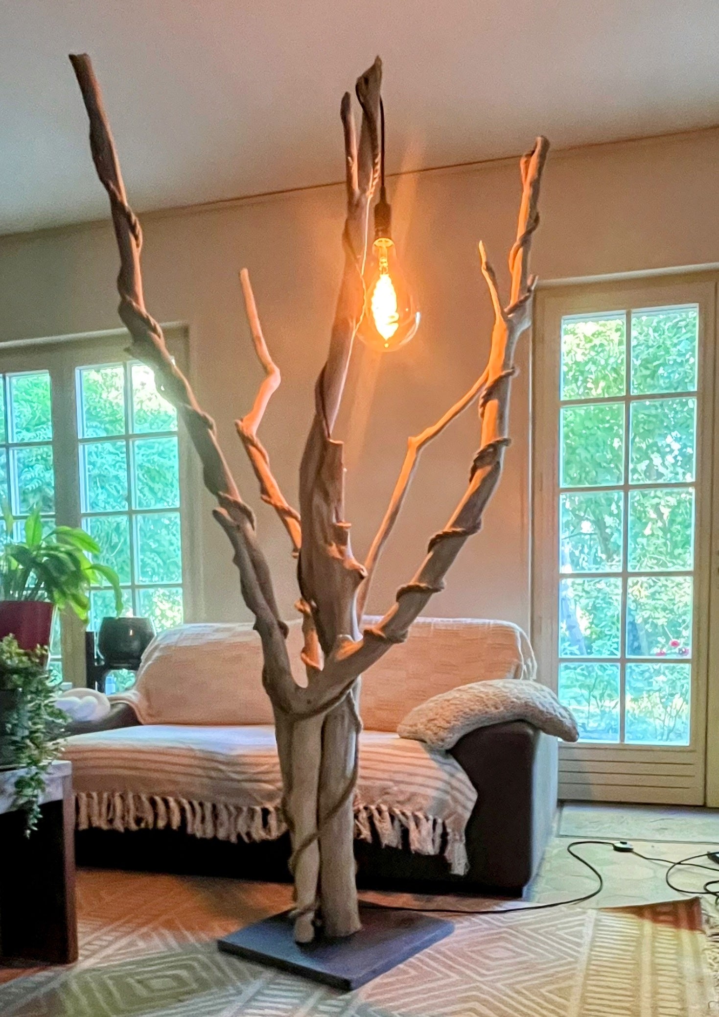 Lampadaire arbre en bois — Pièce unique monumentale