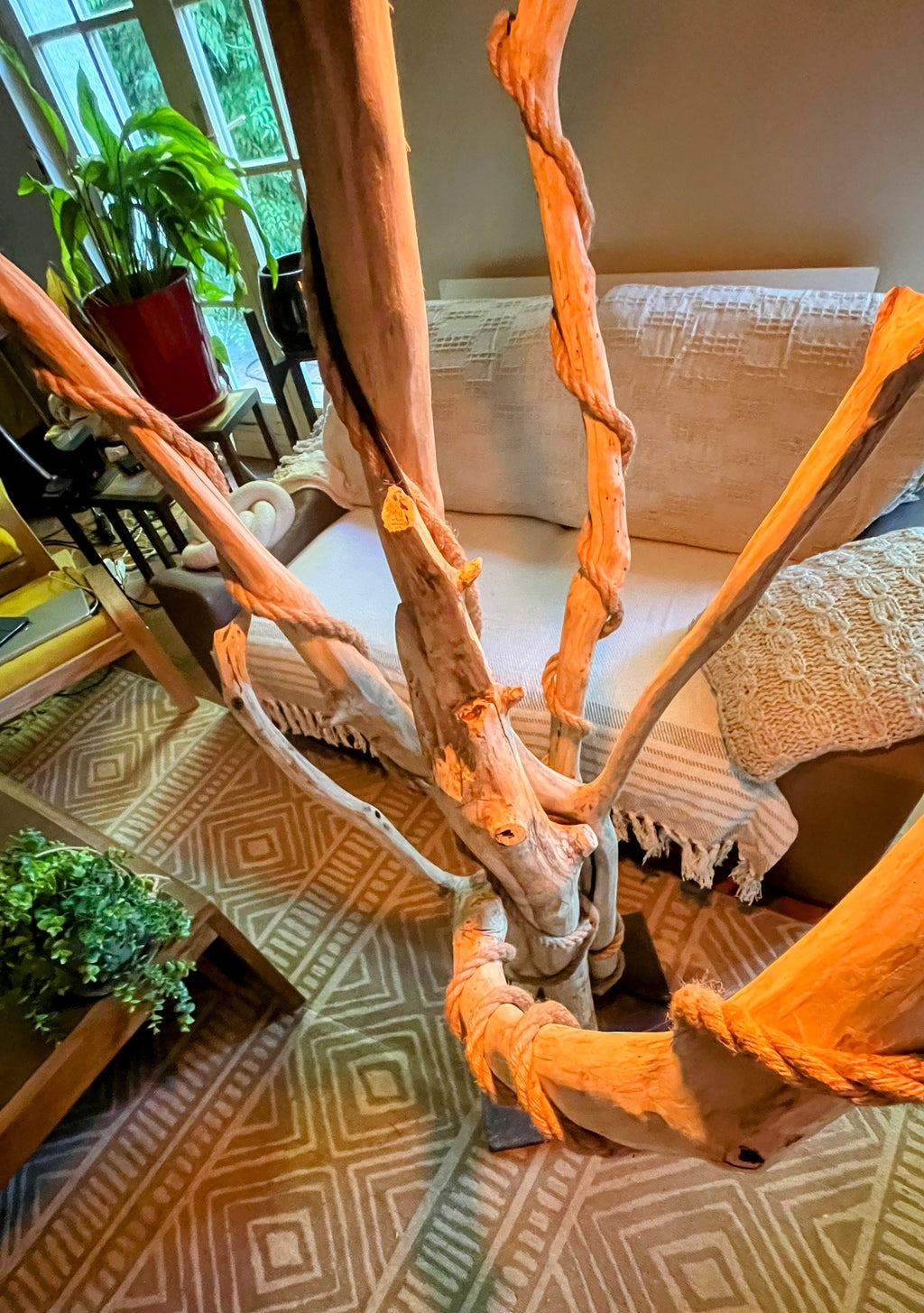 Lampadaire arbre en bois — Pièce unique monumentale