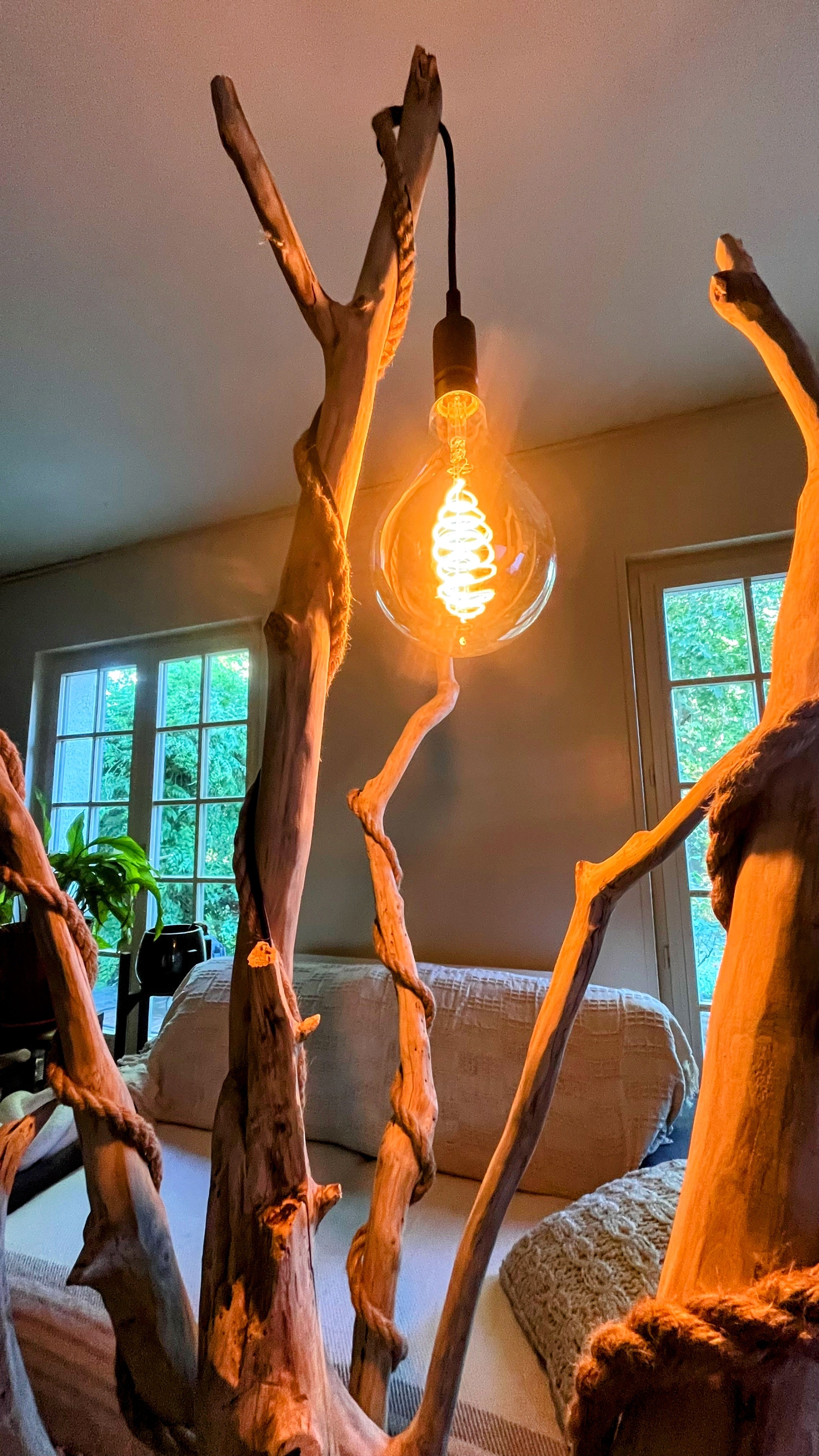 Lampadaire arbre en bois — Pièce unique monumentale
