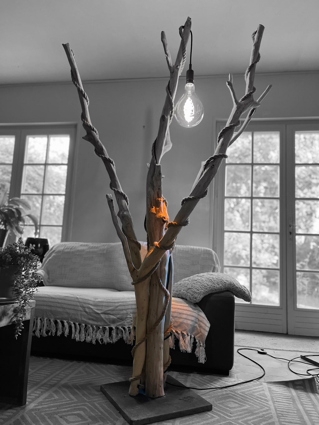 Lampadaire arbre en bois — Pièce unique monumentale