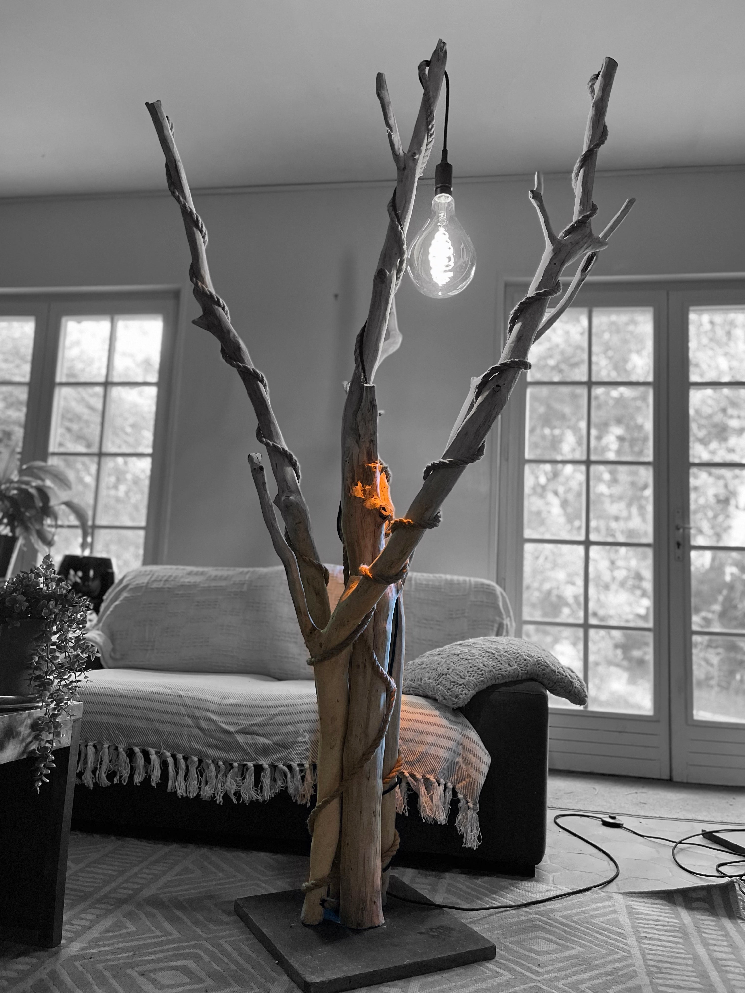 Lampadaire arbre en bois — Pièce unique monumentale