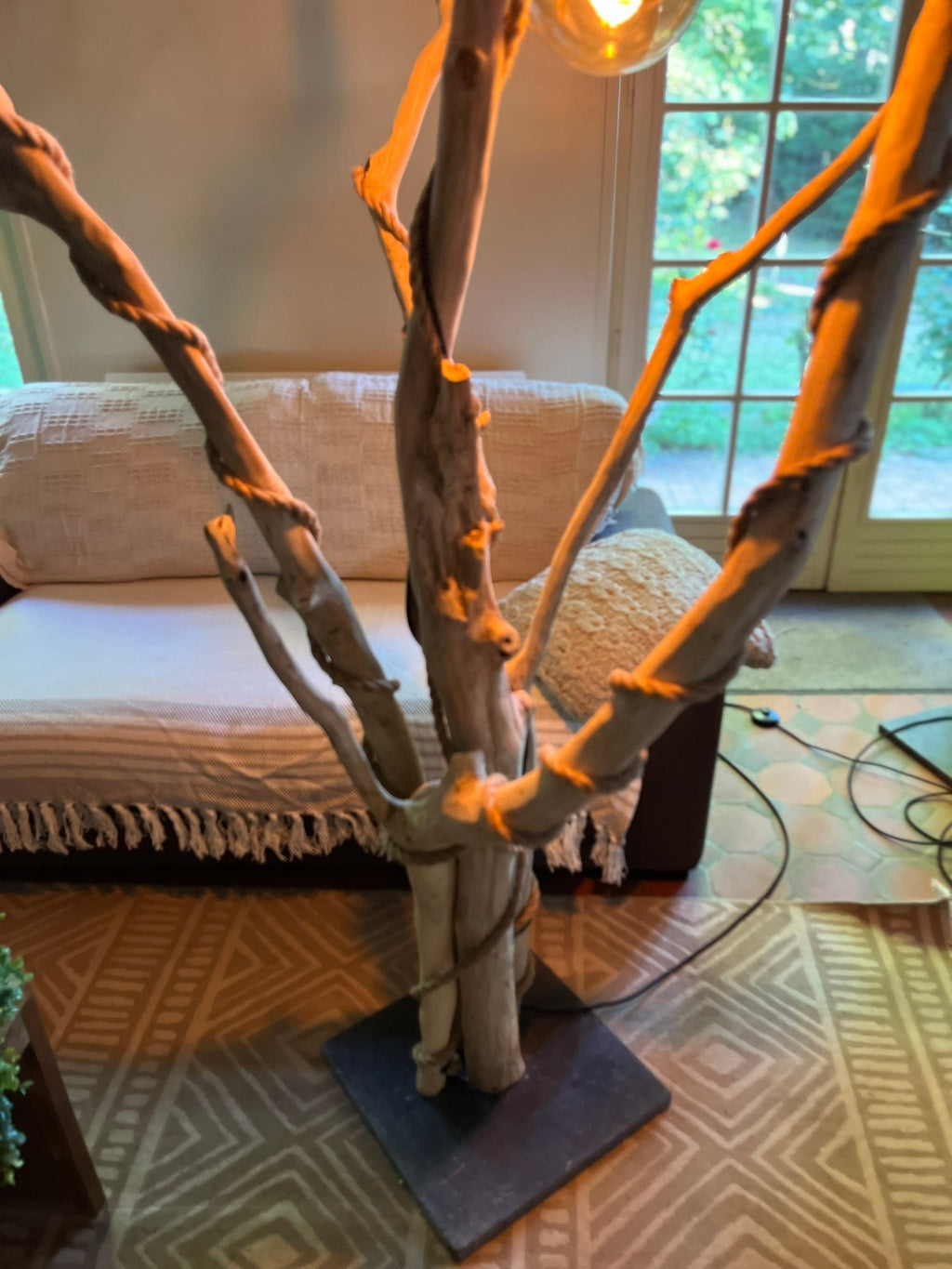 Lampadaire arbre en bois — Pièce unique monumentale