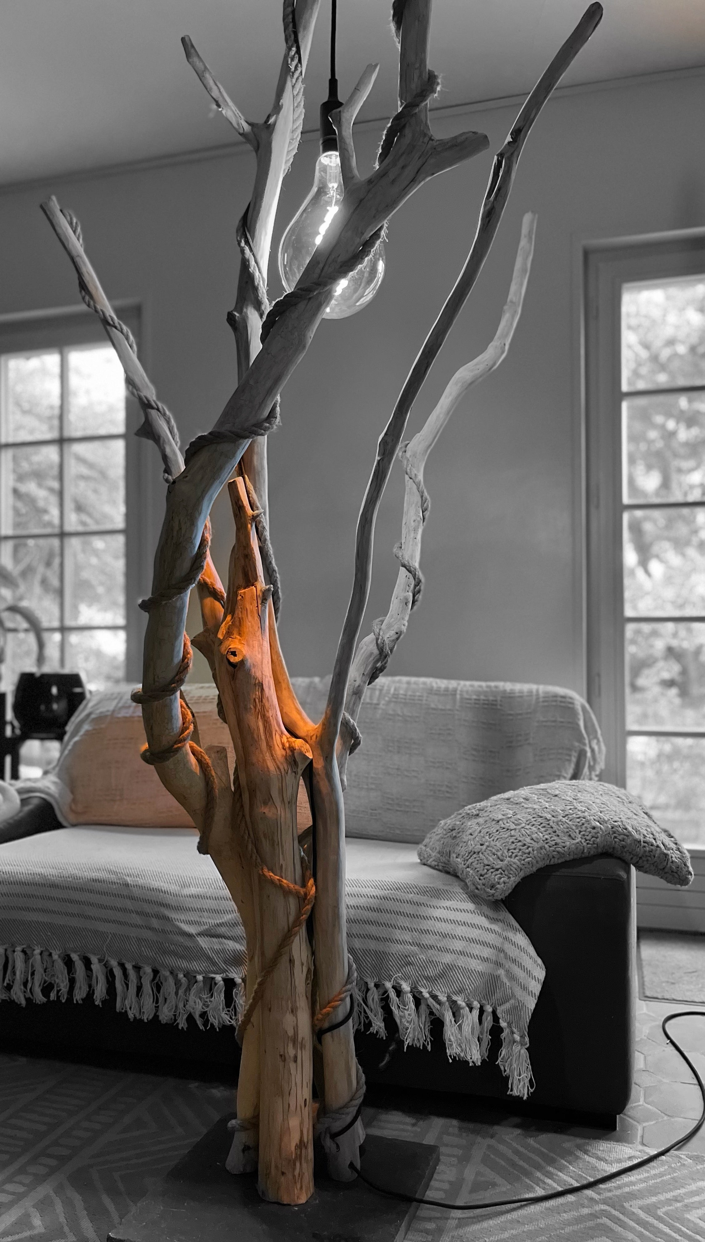 Lampadaire arbre en bois — Pièce unique monumentale
