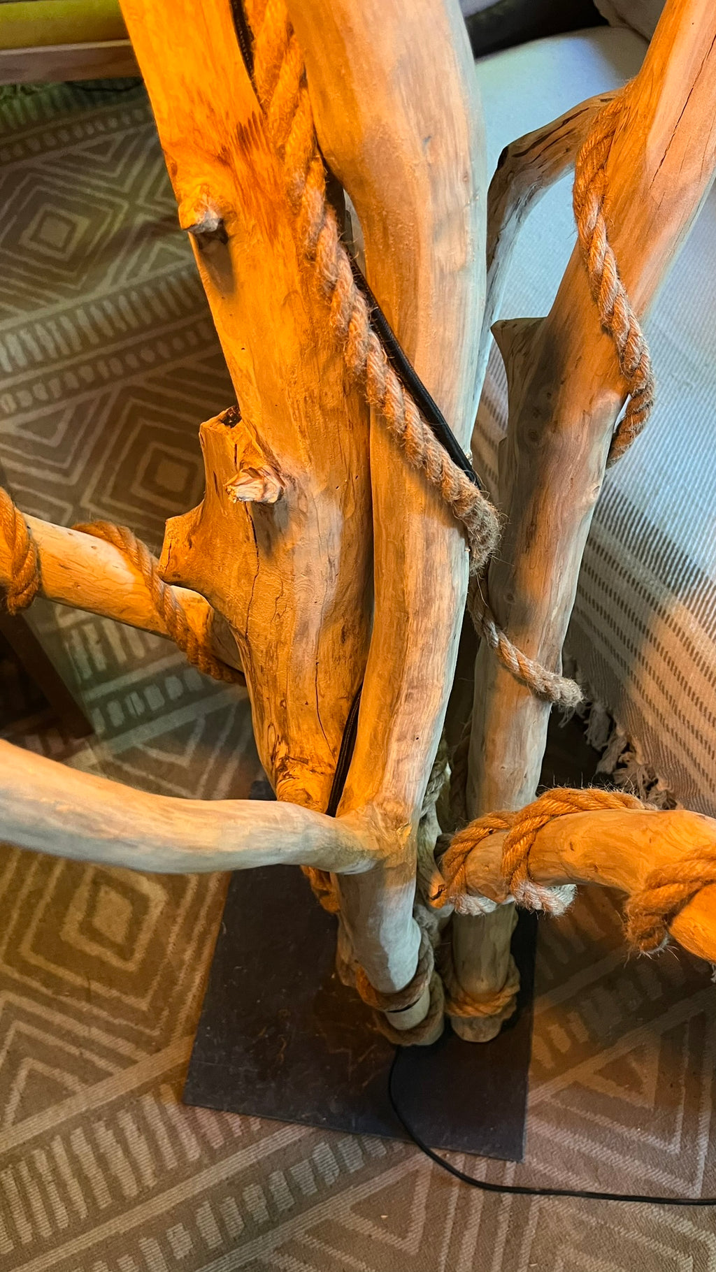 Lampadaire arbre en bois — Pièce unique monumentale