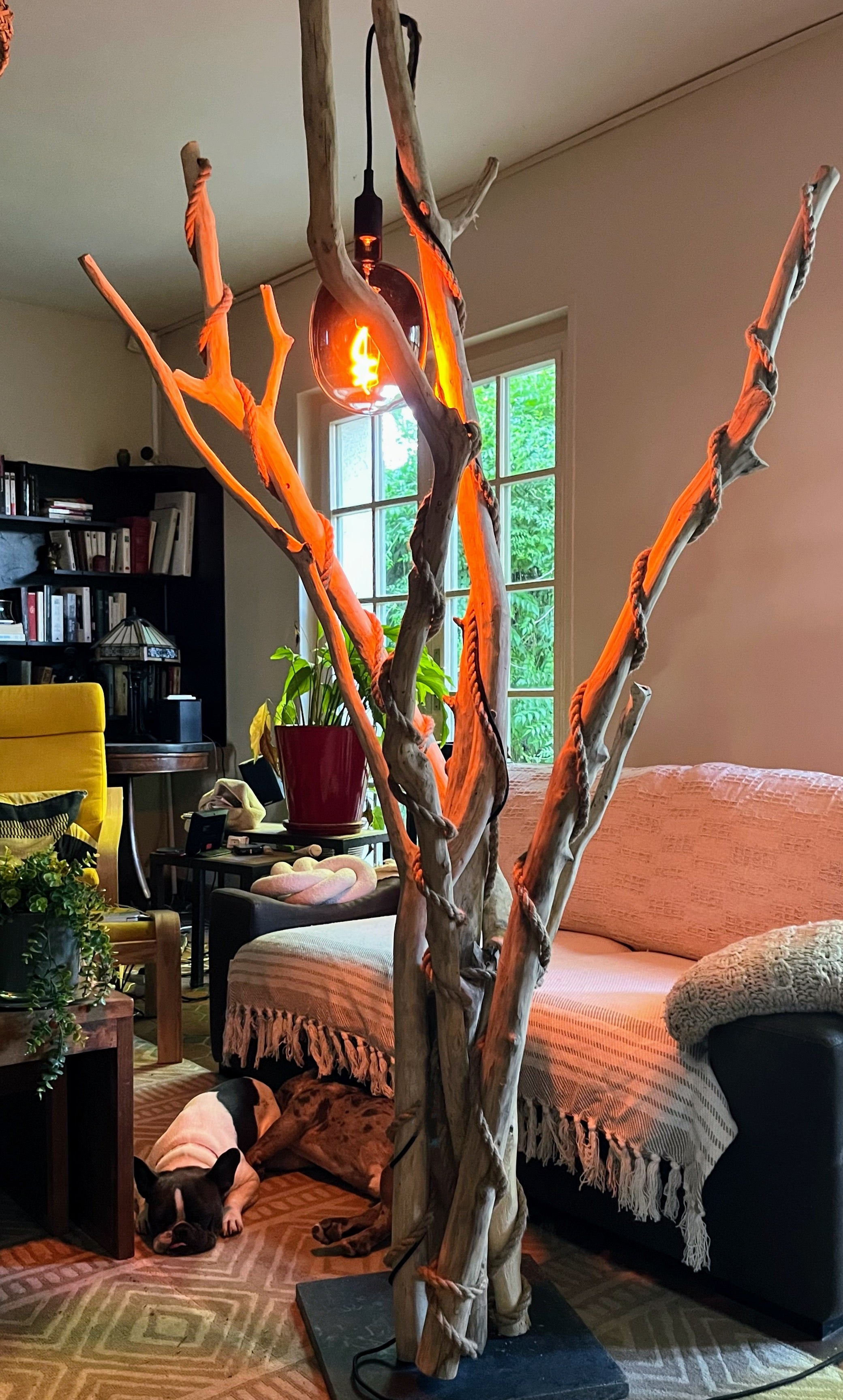 Lampadaire arbre en bois — Pièce unique monumentale