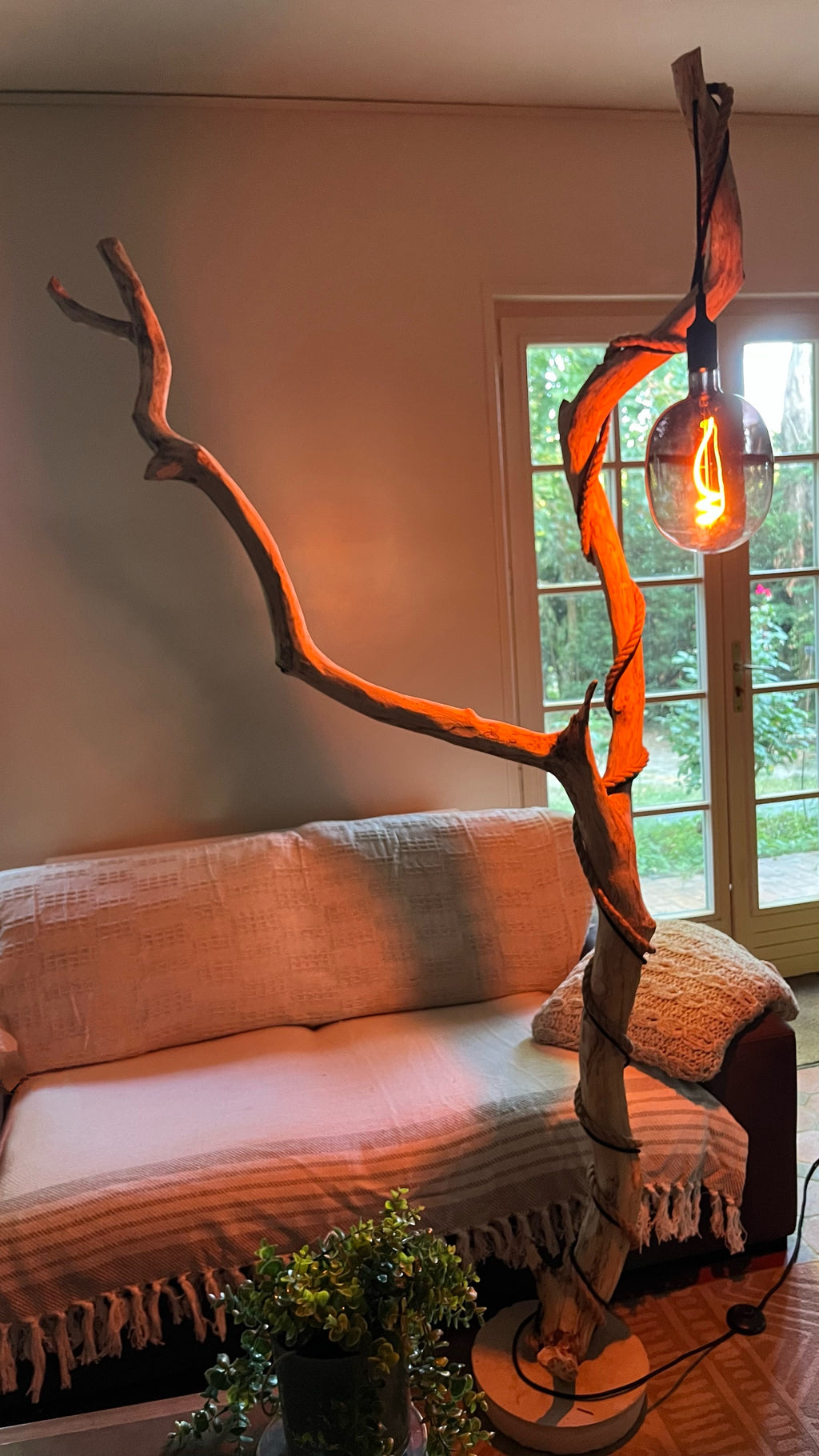Lampadaire sur pied XXL en bois — Pièce unique