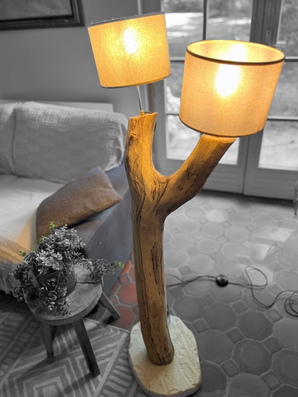Lampadaire double en bois naturel artisanal – Luminaire design avec abat-jours – Sculpture lumineuse rustique chic, pièce unique