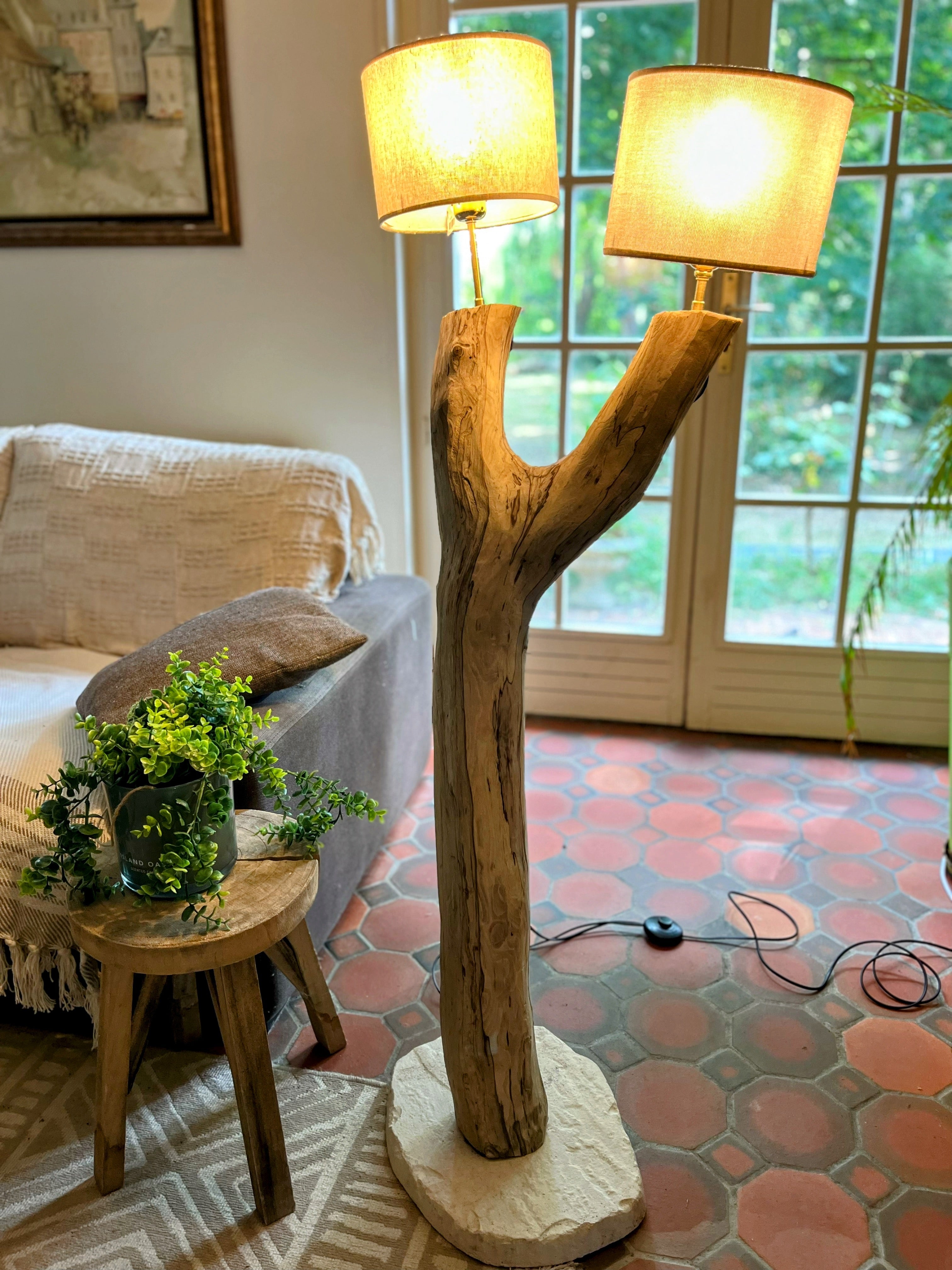 Lampadaire double en bois naturel artisanal – Luminaire design avec abat-jours – Sculpture lumineuse rustique chic, pièce unique