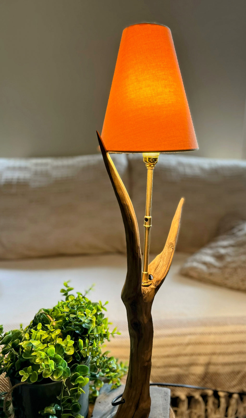 Lampe de table artisanale design nature – Luminaire en bois massif – Décoration bohème chic – Pièce unique