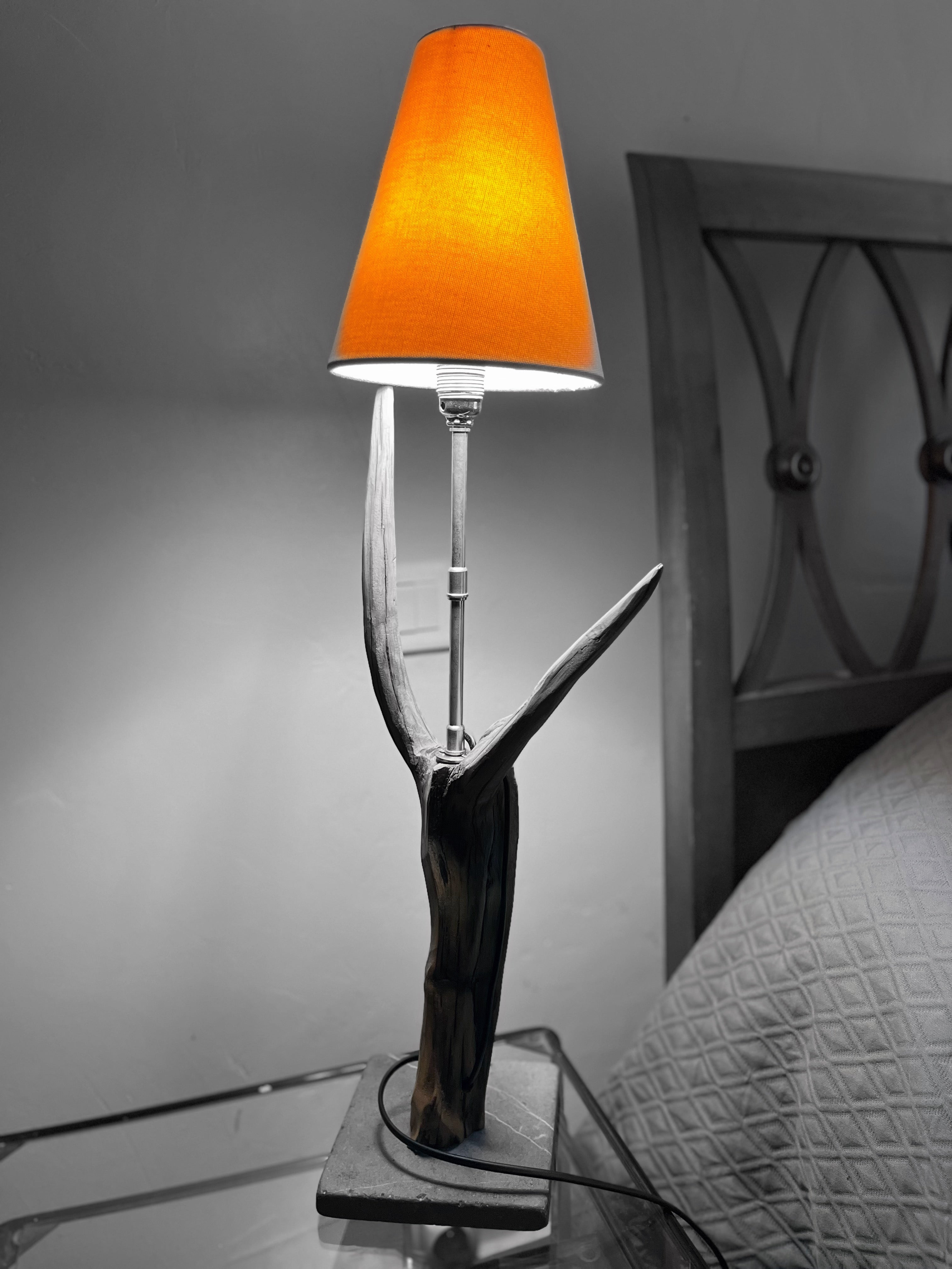 Lampe de table artisanale design nature – Luminaire en bois massif – Décoration bohème chic – Pièce unique