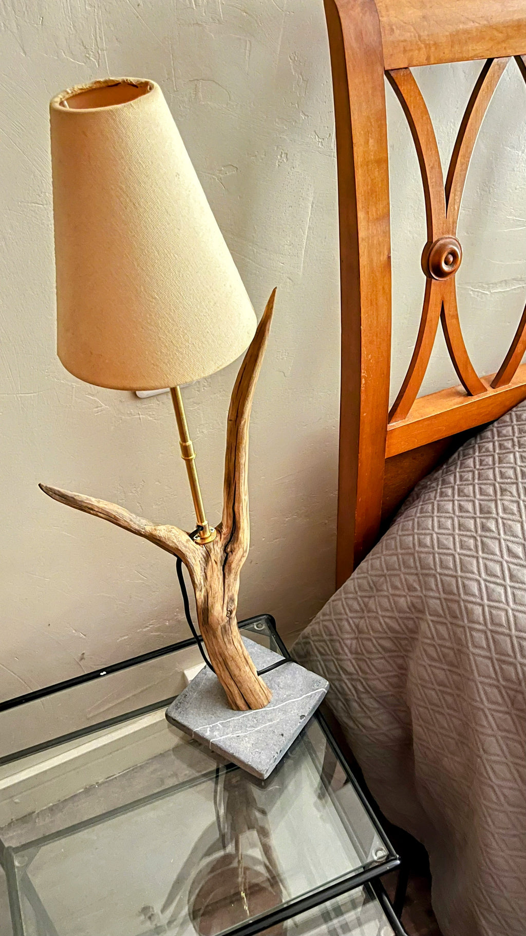 Lampe de table artisanale design nature – Luminaire en bois massif – Décoration bohème chic – Pièce unique