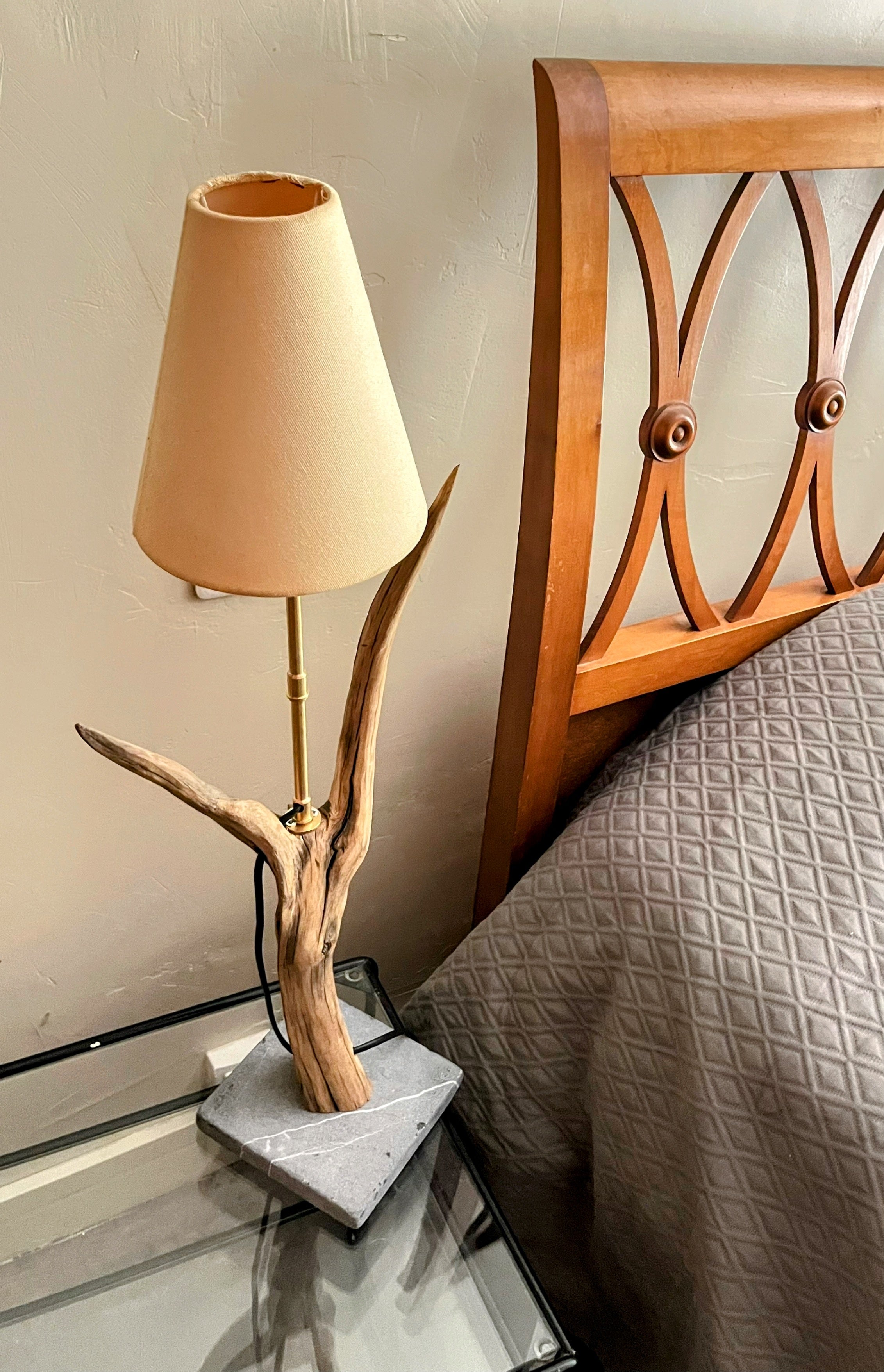 Lampe de table artisanale design nature – Luminaire en bois massif – Décoration bohème chic – Pièce unique