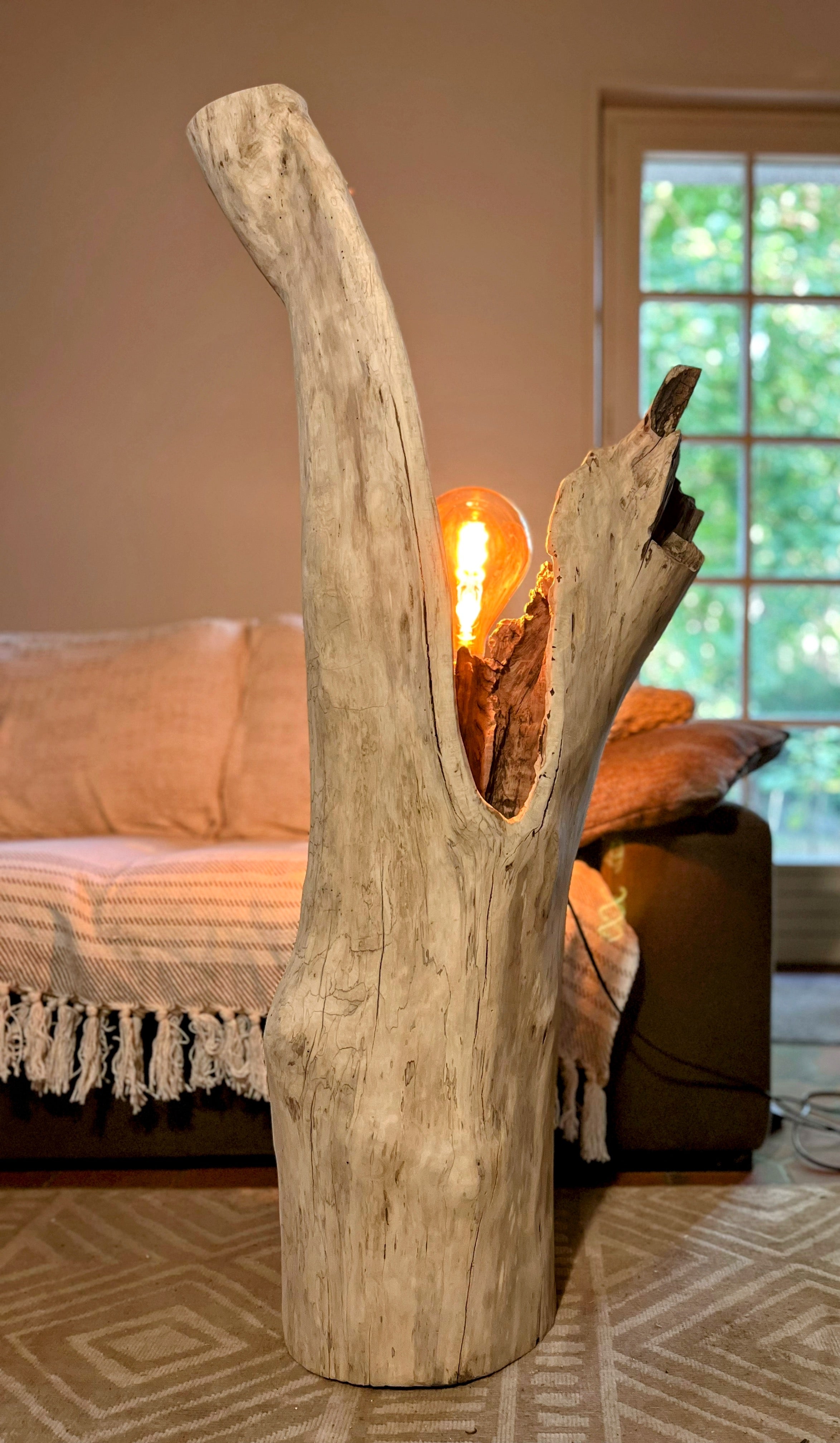 Lampadaire sculpturale artisanale – Éclairage d'ambiance design – Pièce unique en bois naturel