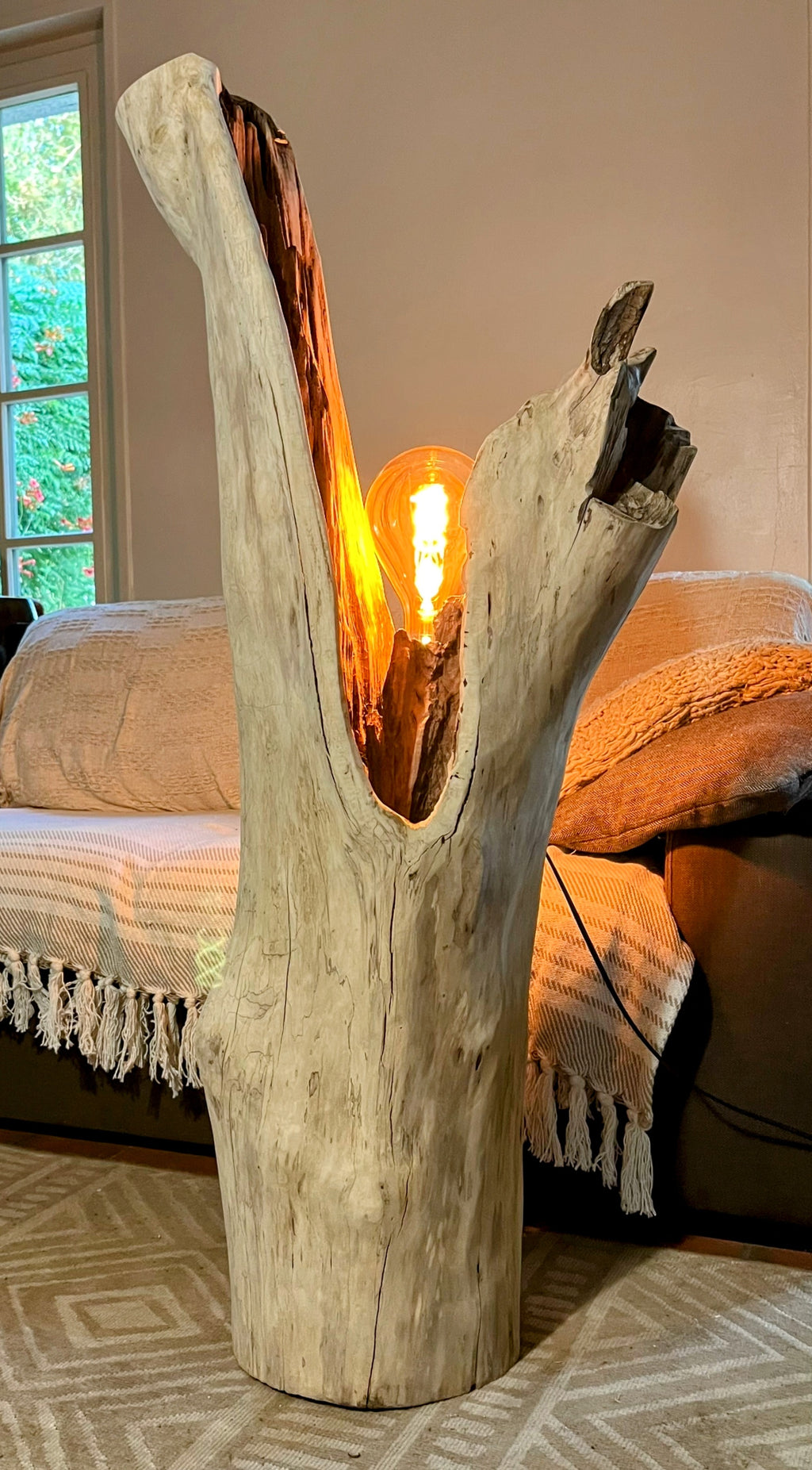Lampadaire sculpturale artisanale – Éclairage d'ambiance design – Pièce unique en bois naturel