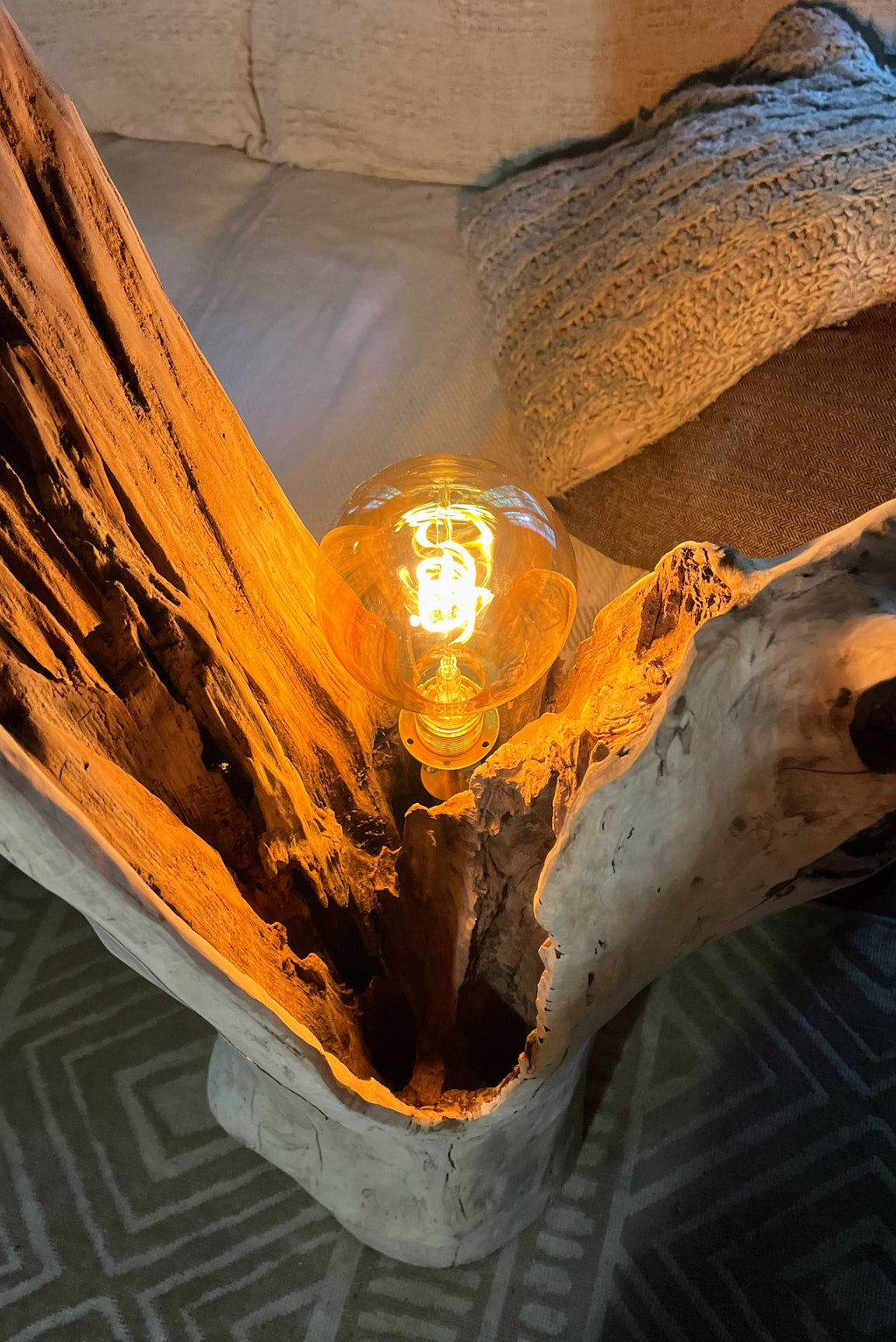 Lampadaire sculpturale artisanale – Éclairage d'ambiance design – Pièce unique en bois naturel