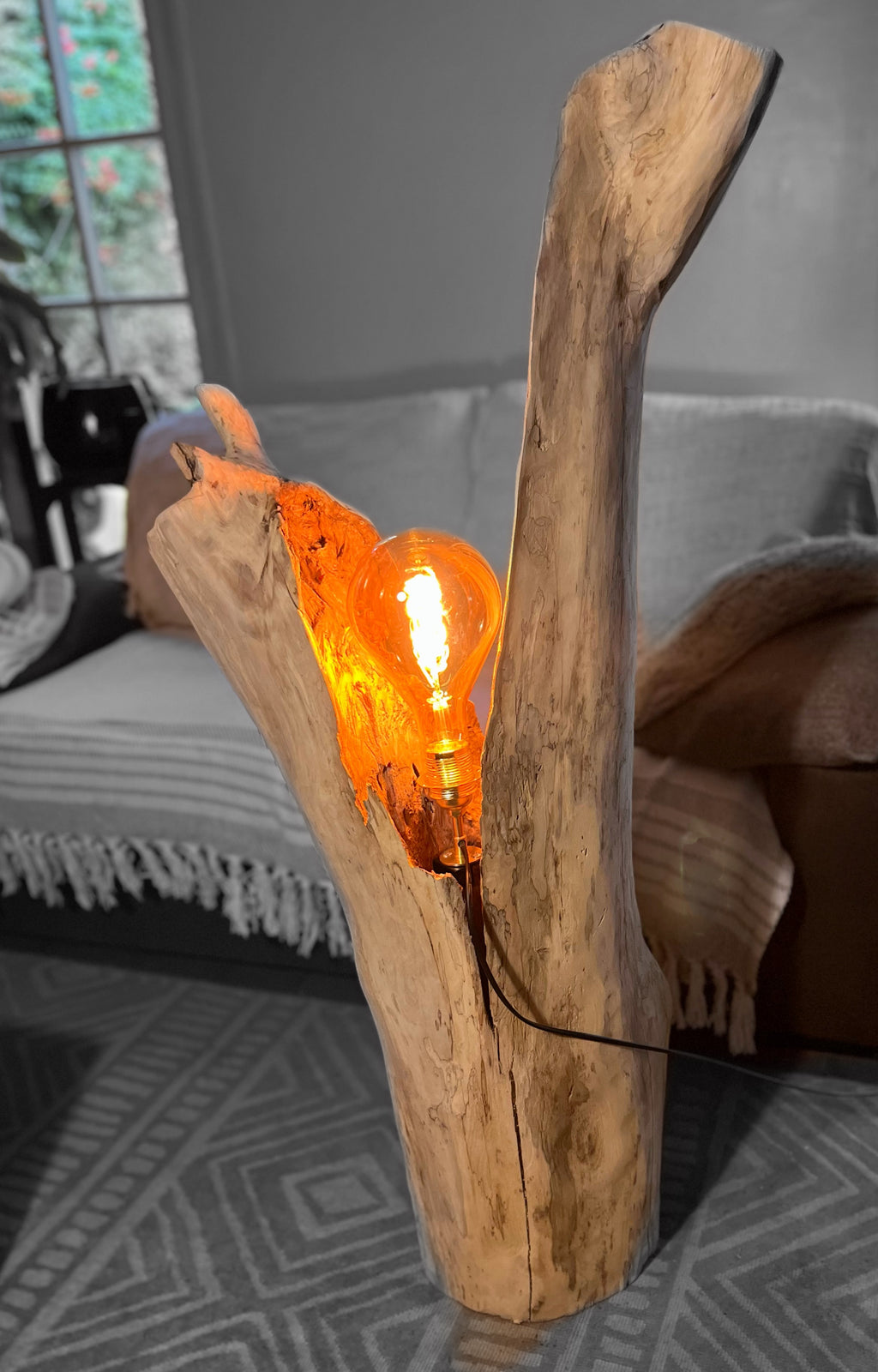 Lampadaire sculpturale artisanale – Éclairage d'ambiance design – Pièce unique en bois naturel
