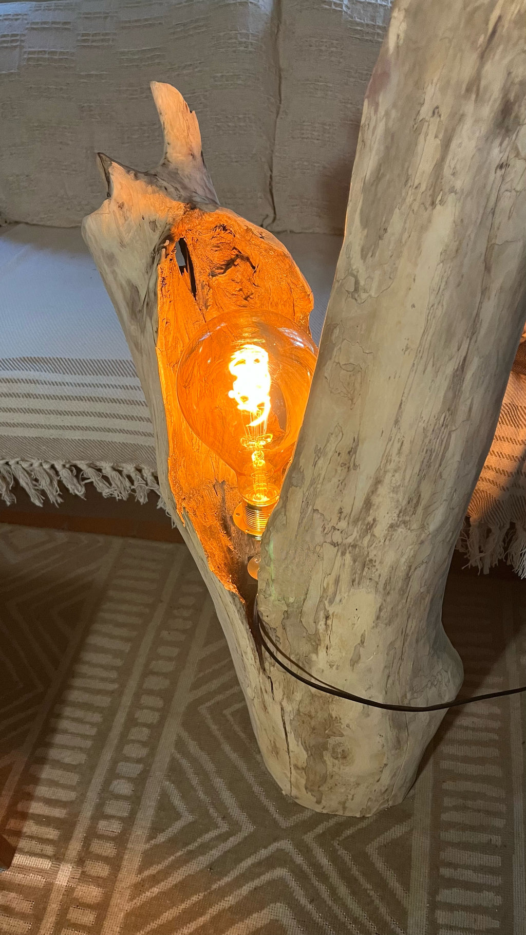 Lampadaire sculpturale artisanale – Éclairage d'ambiance design – Pièce unique en bois naturel