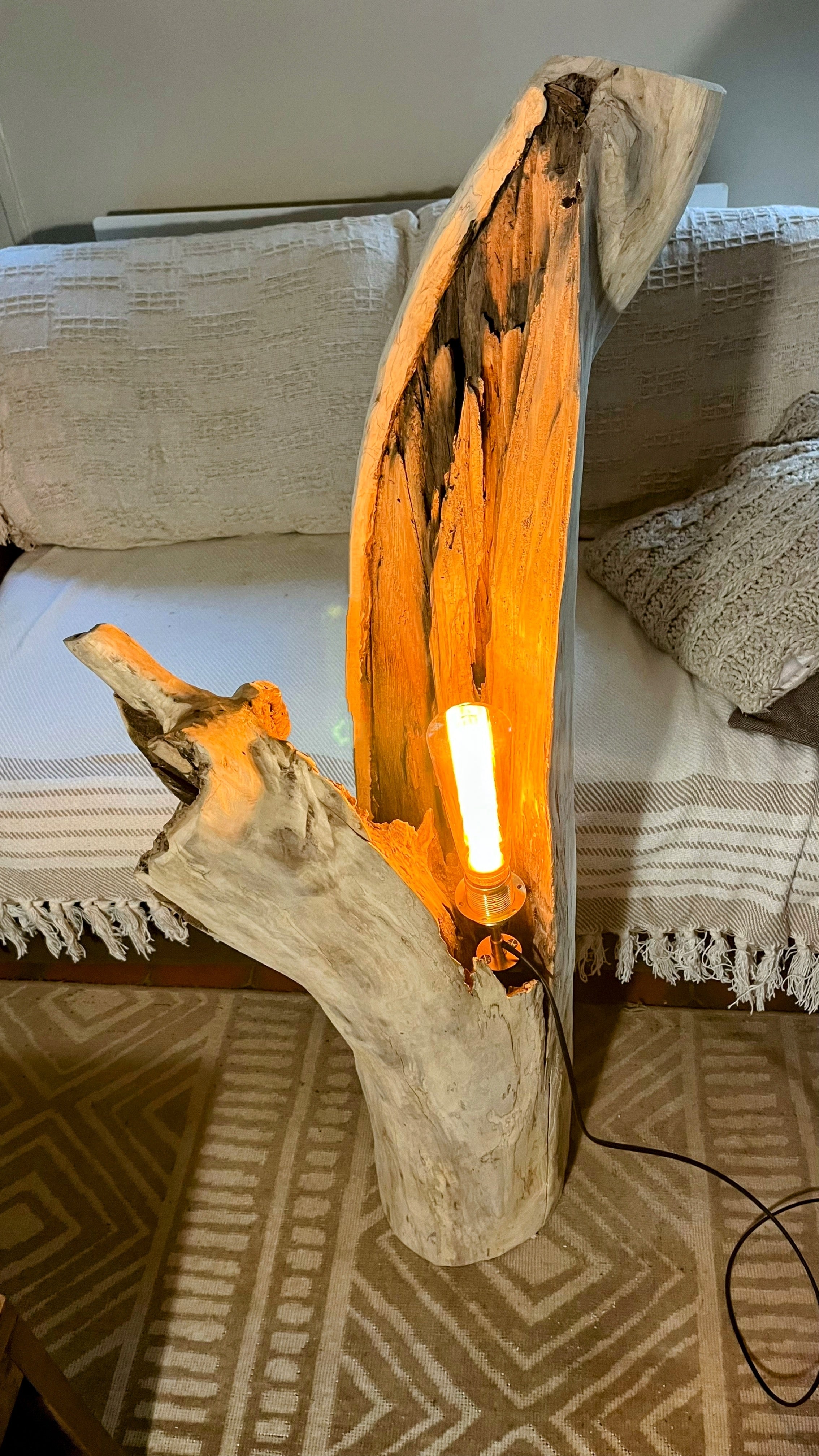 Lampadaire sculpturale artisanale – Éclairage d'ambiance design – Pièce unique en bois naturel
